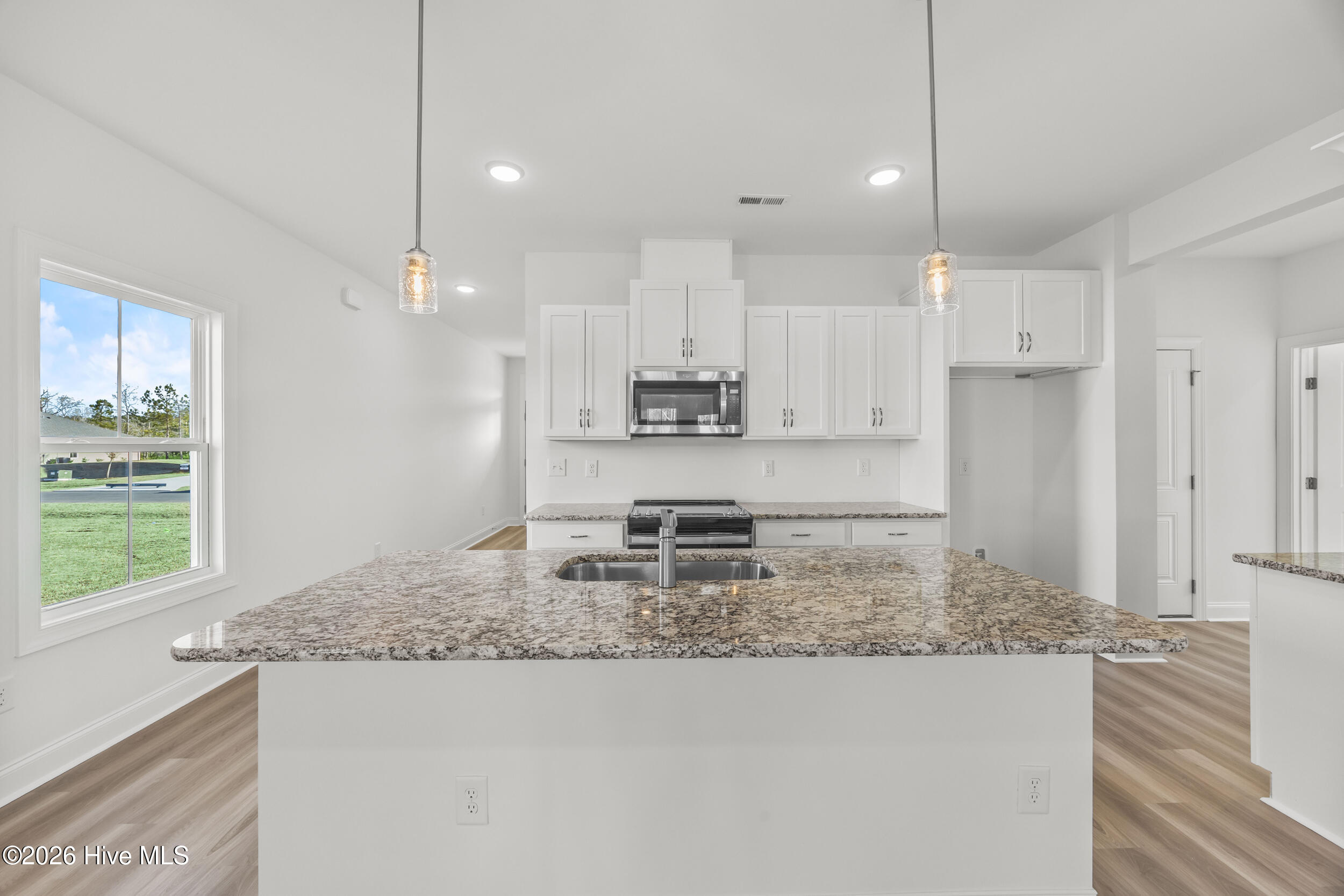 100549370 | Photo 15