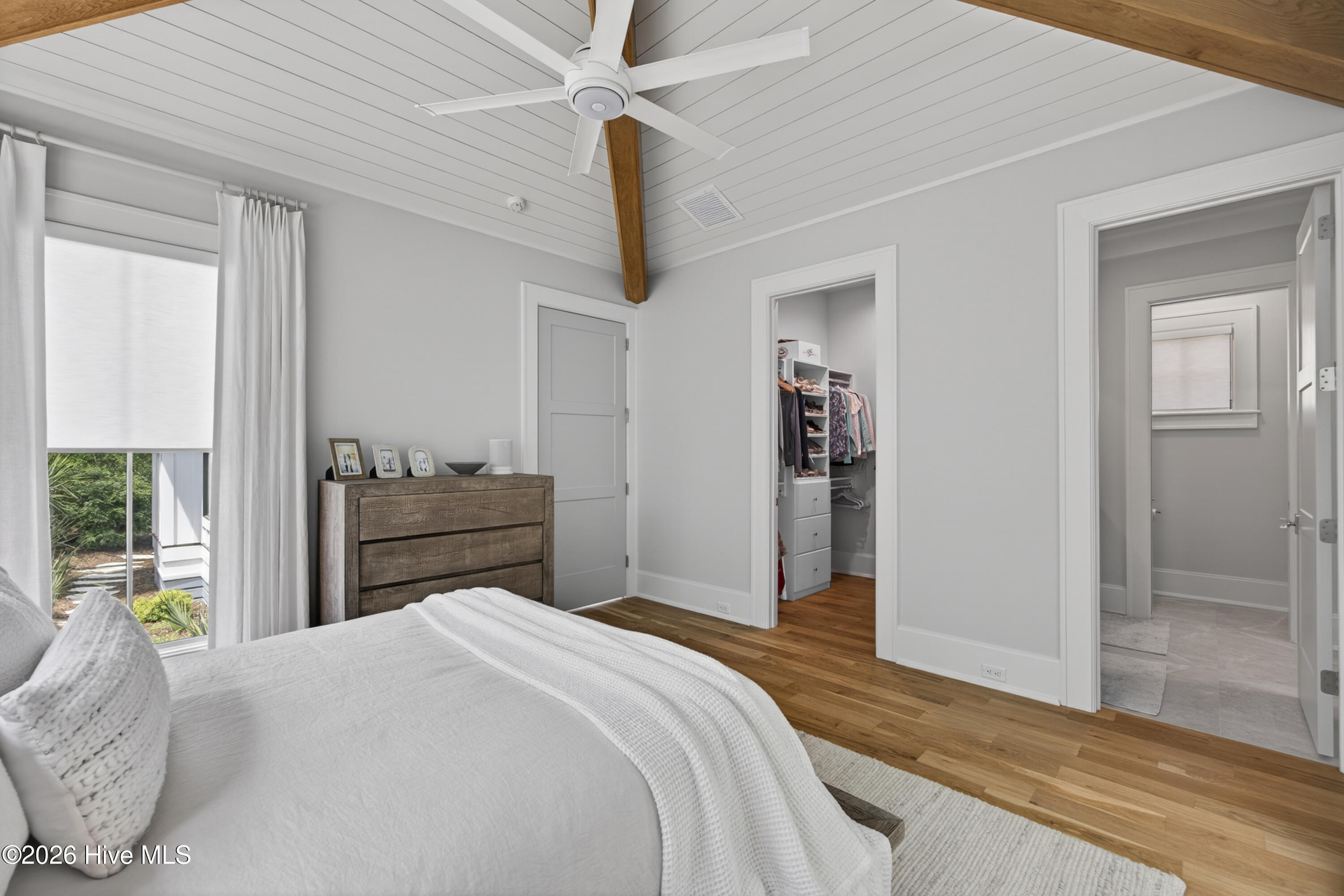 100566186 | Photo 38