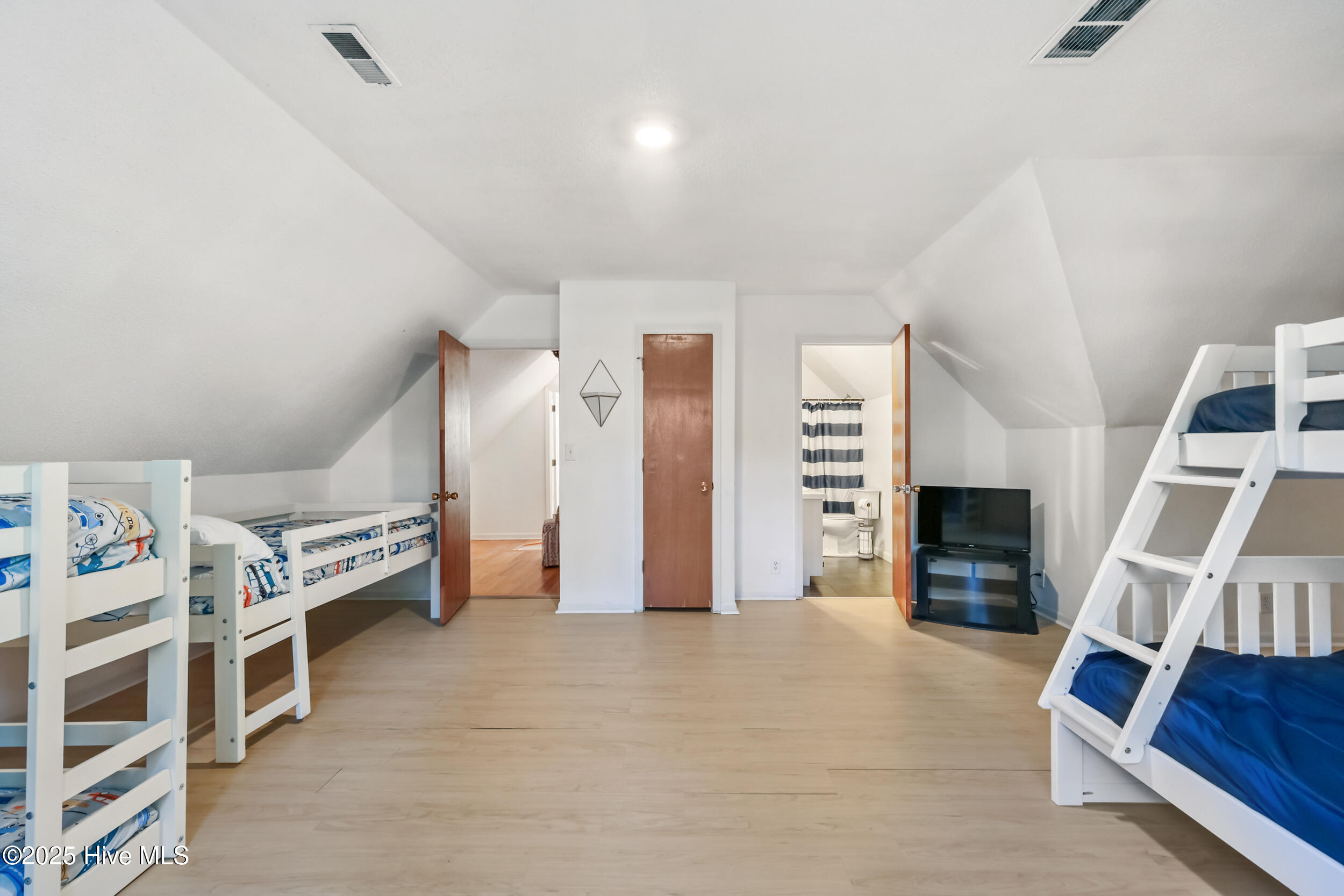 100537858 | Photo 19