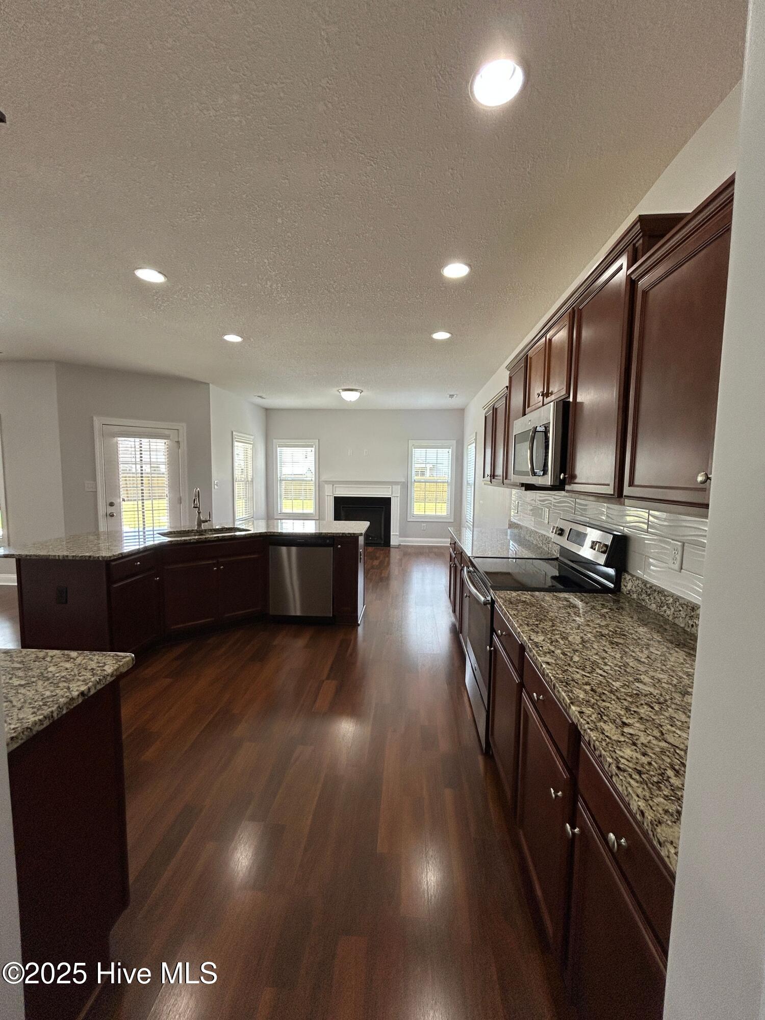 100528484 | Photo 13