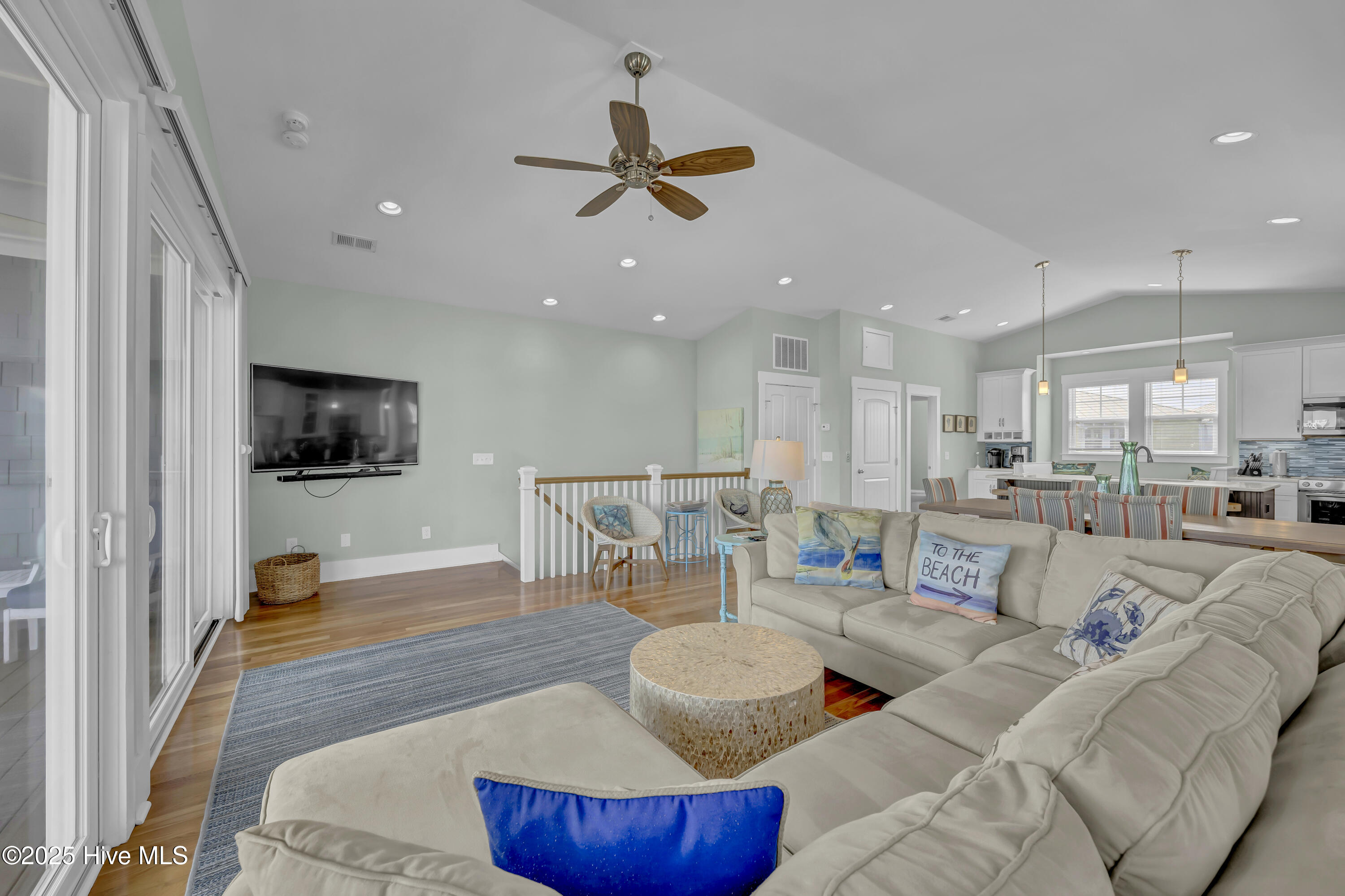 100535596 | Photo 11