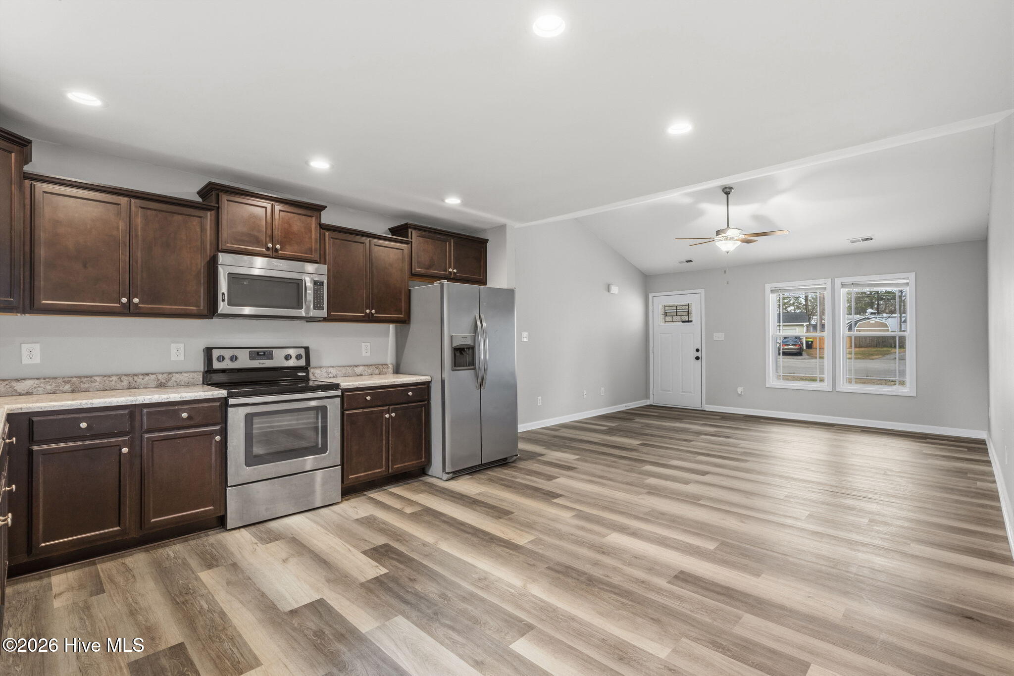 100558814 | Photo 12