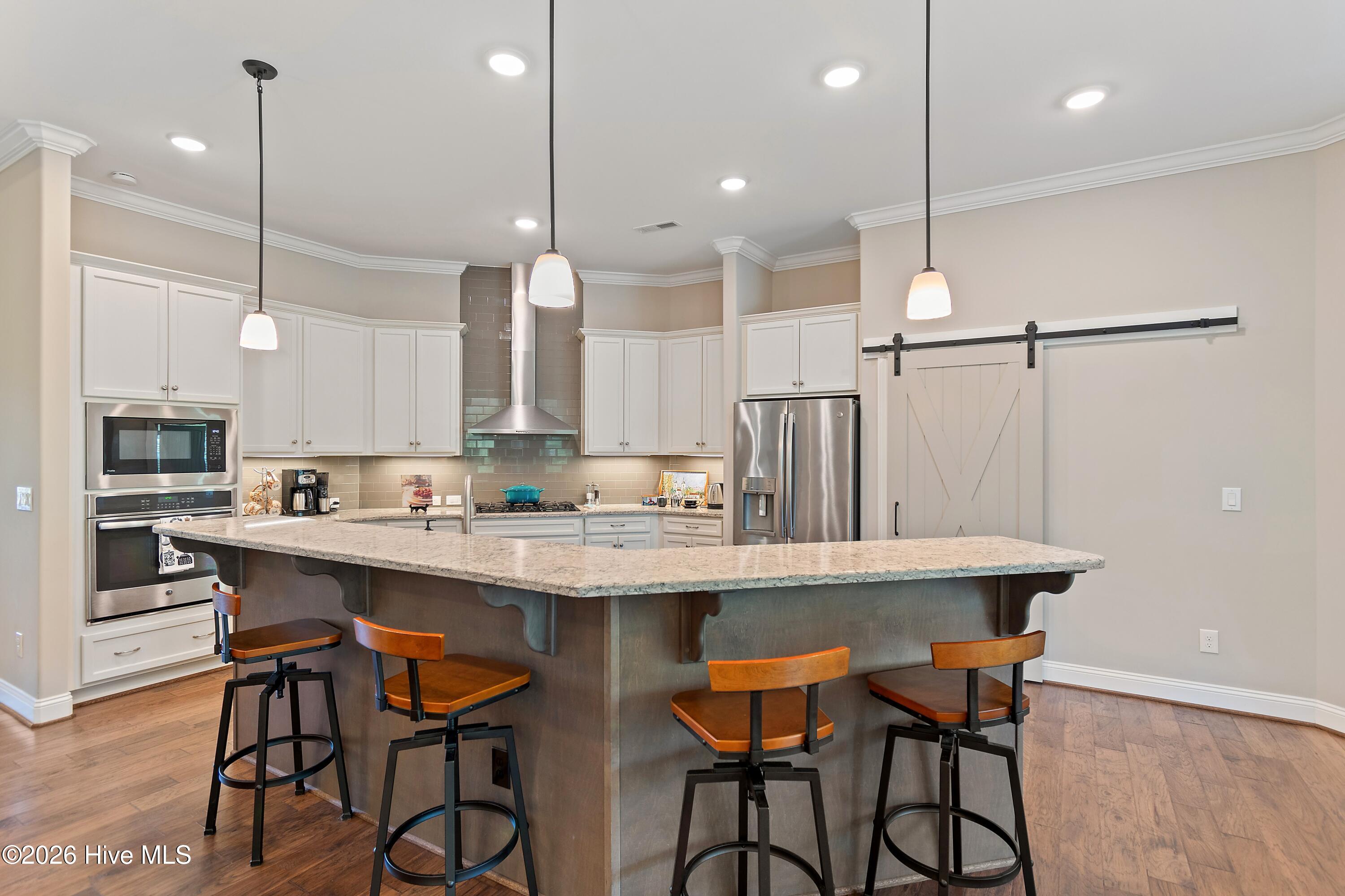 100568990 | Photo 18