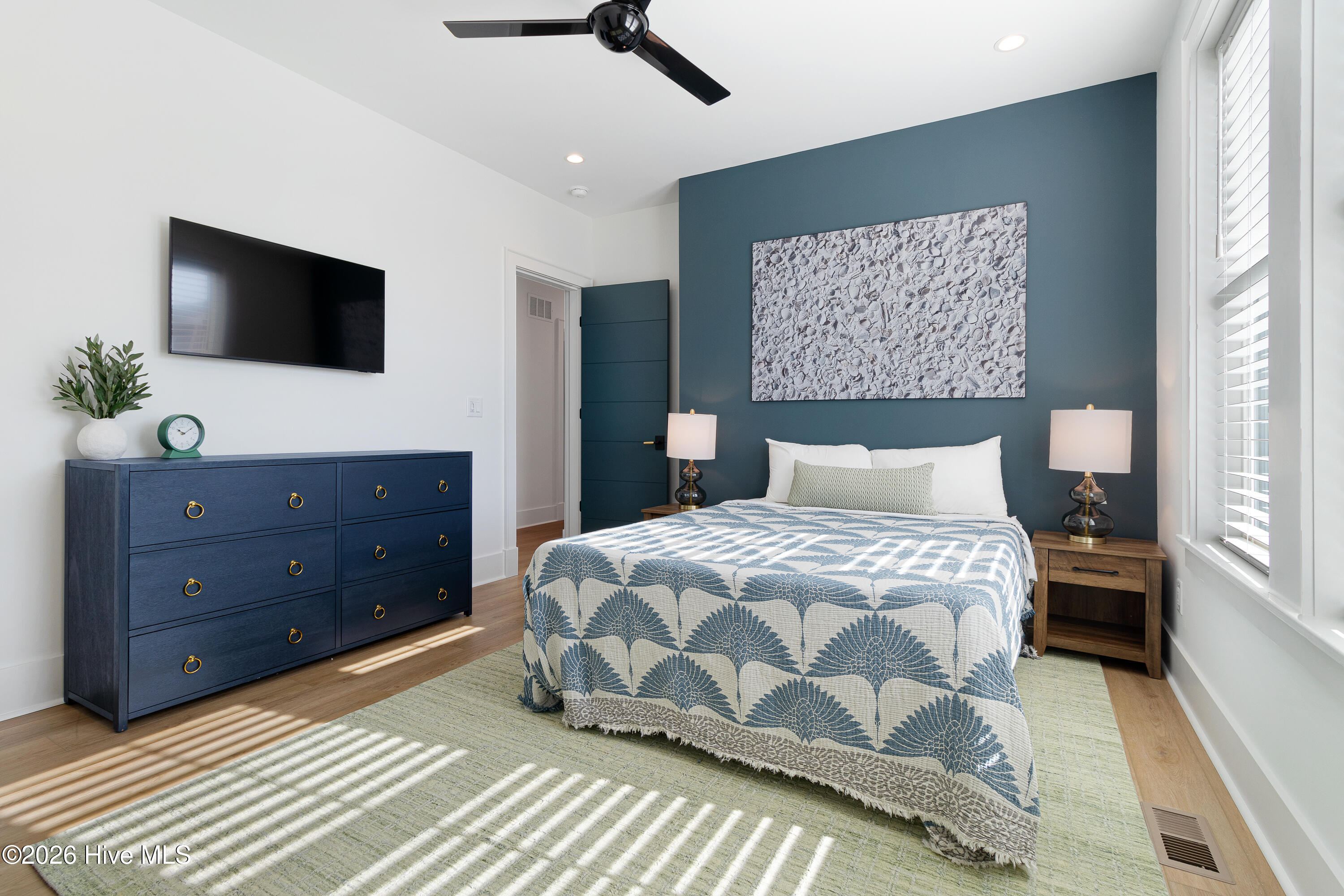 100567195 | Photo 28