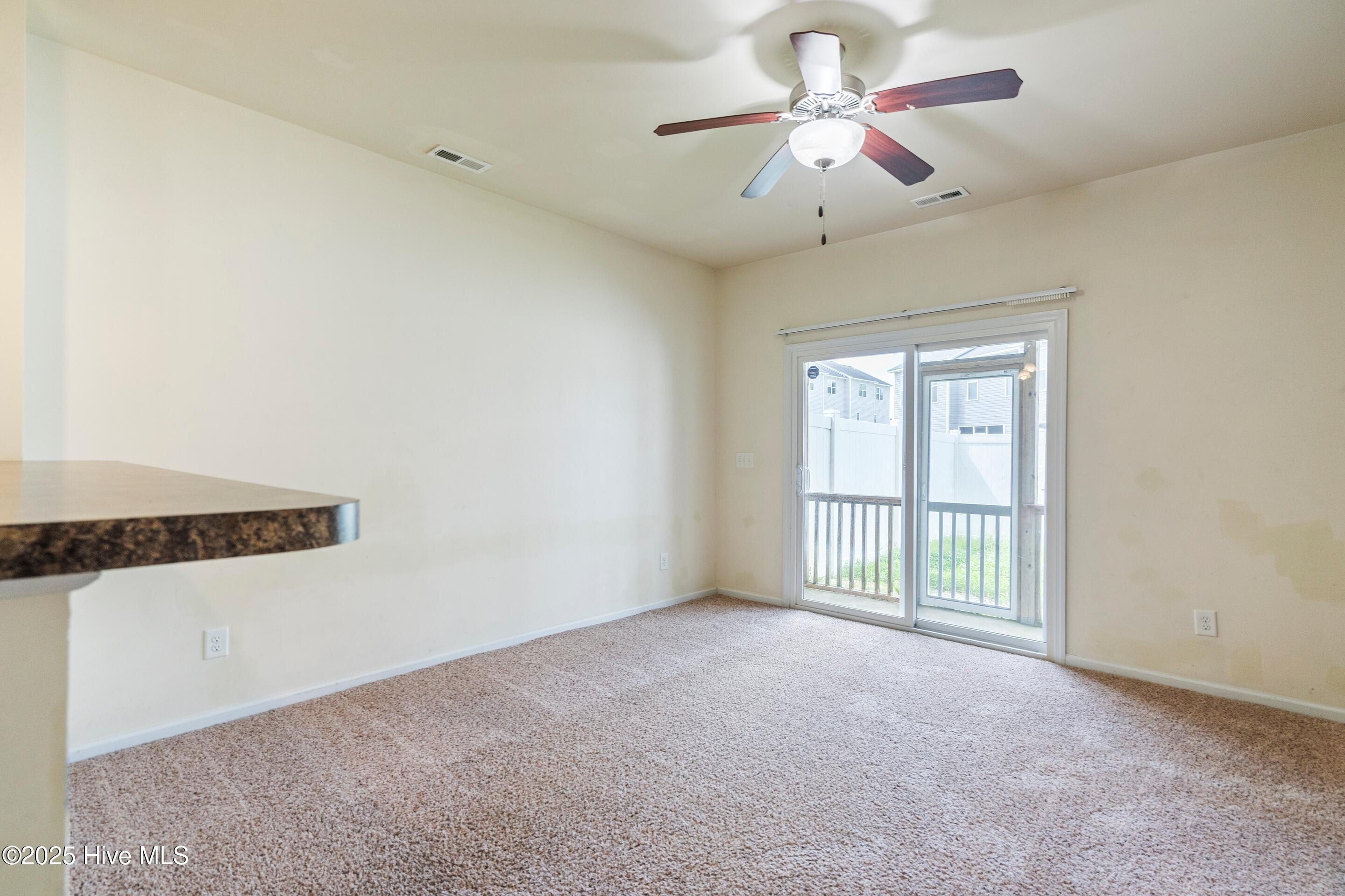 100525972 | Photo 15