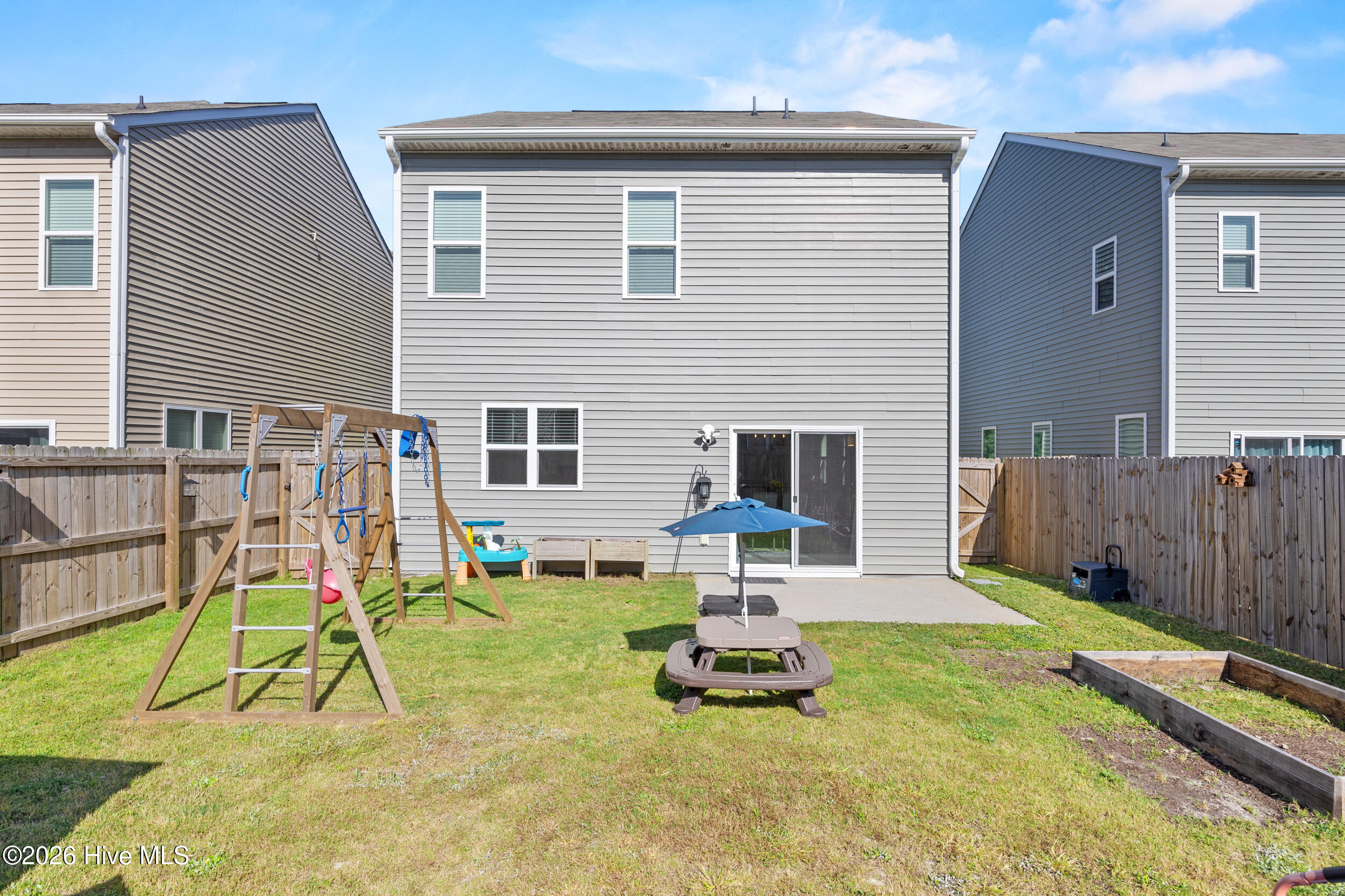 100568989 | Photo 33