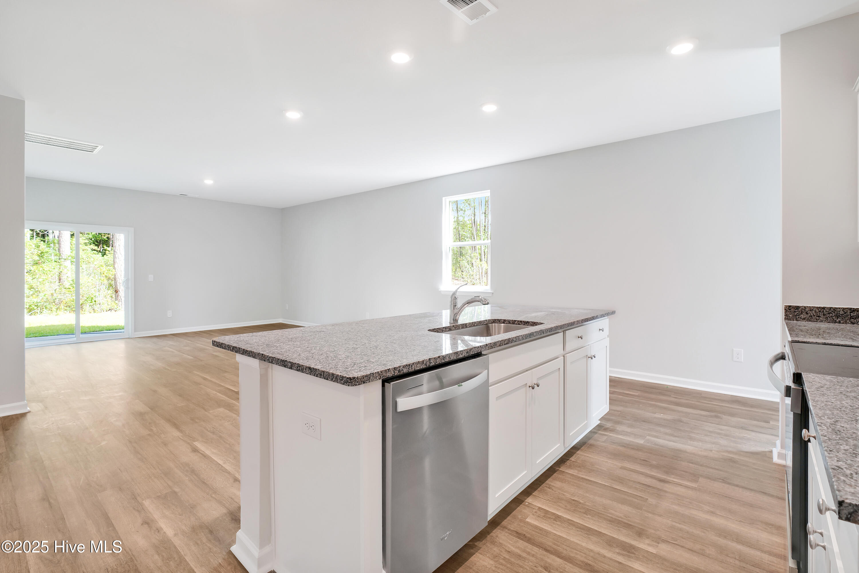 100551946 | Photo 35