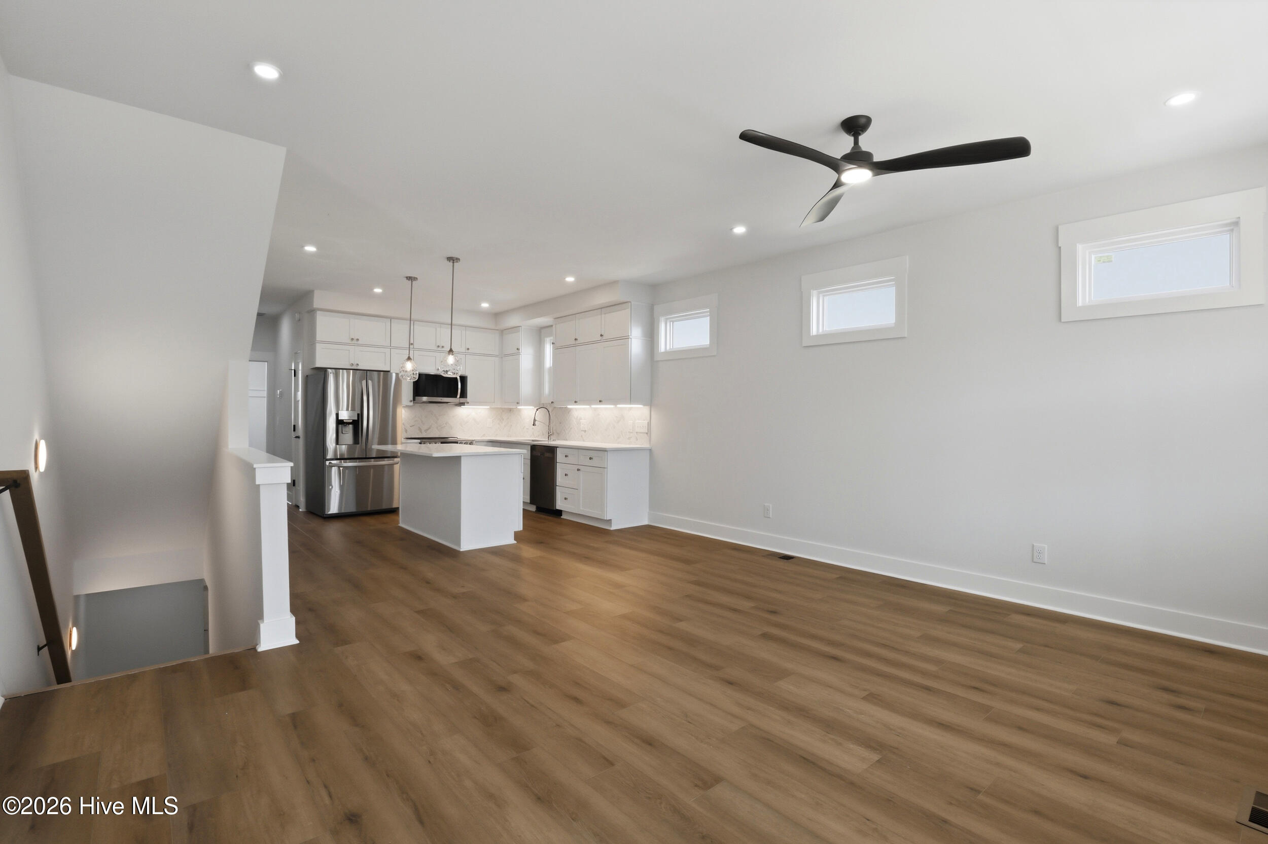 100562877 | Photo 11