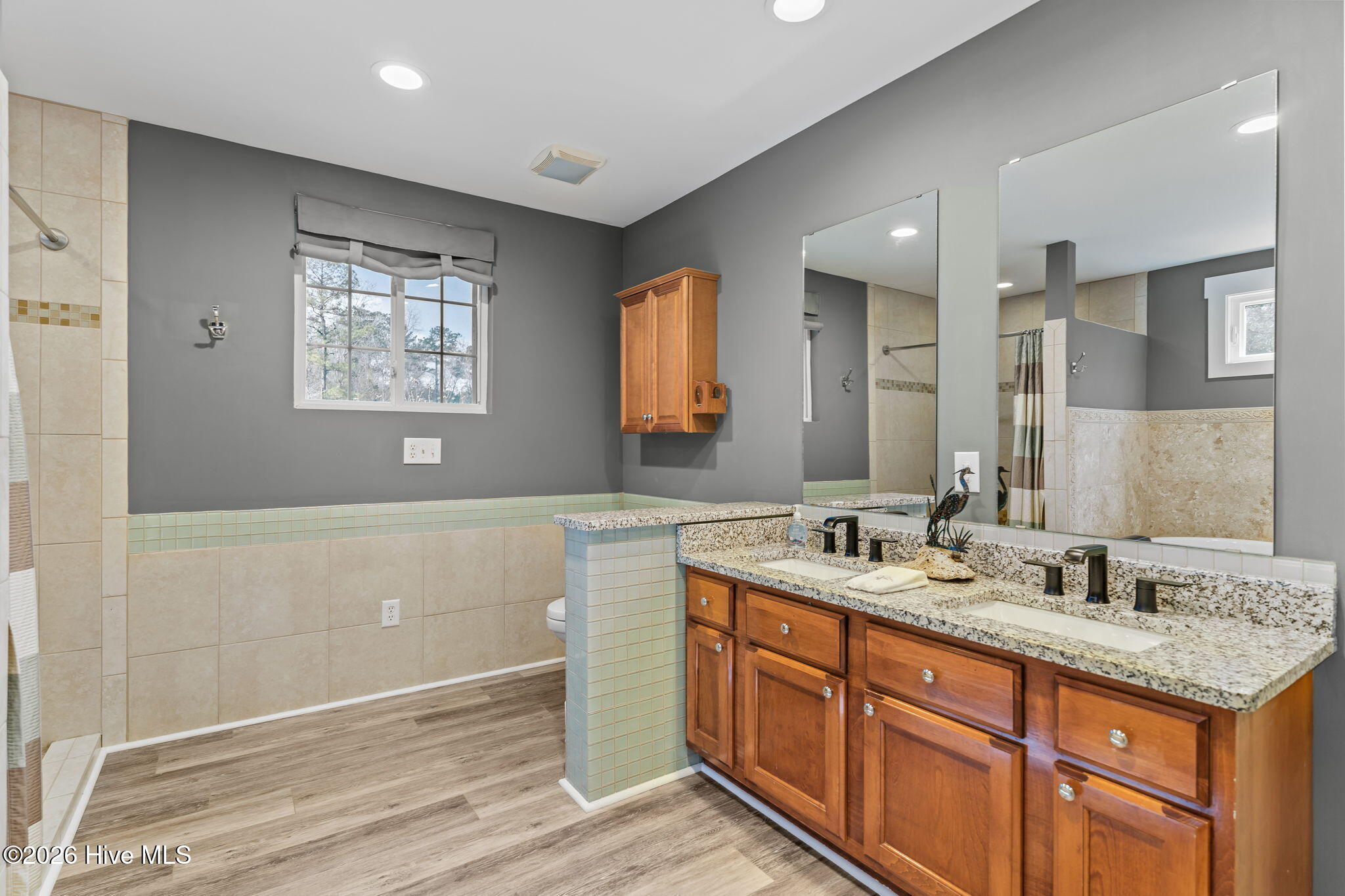 100559500 | Photo 33