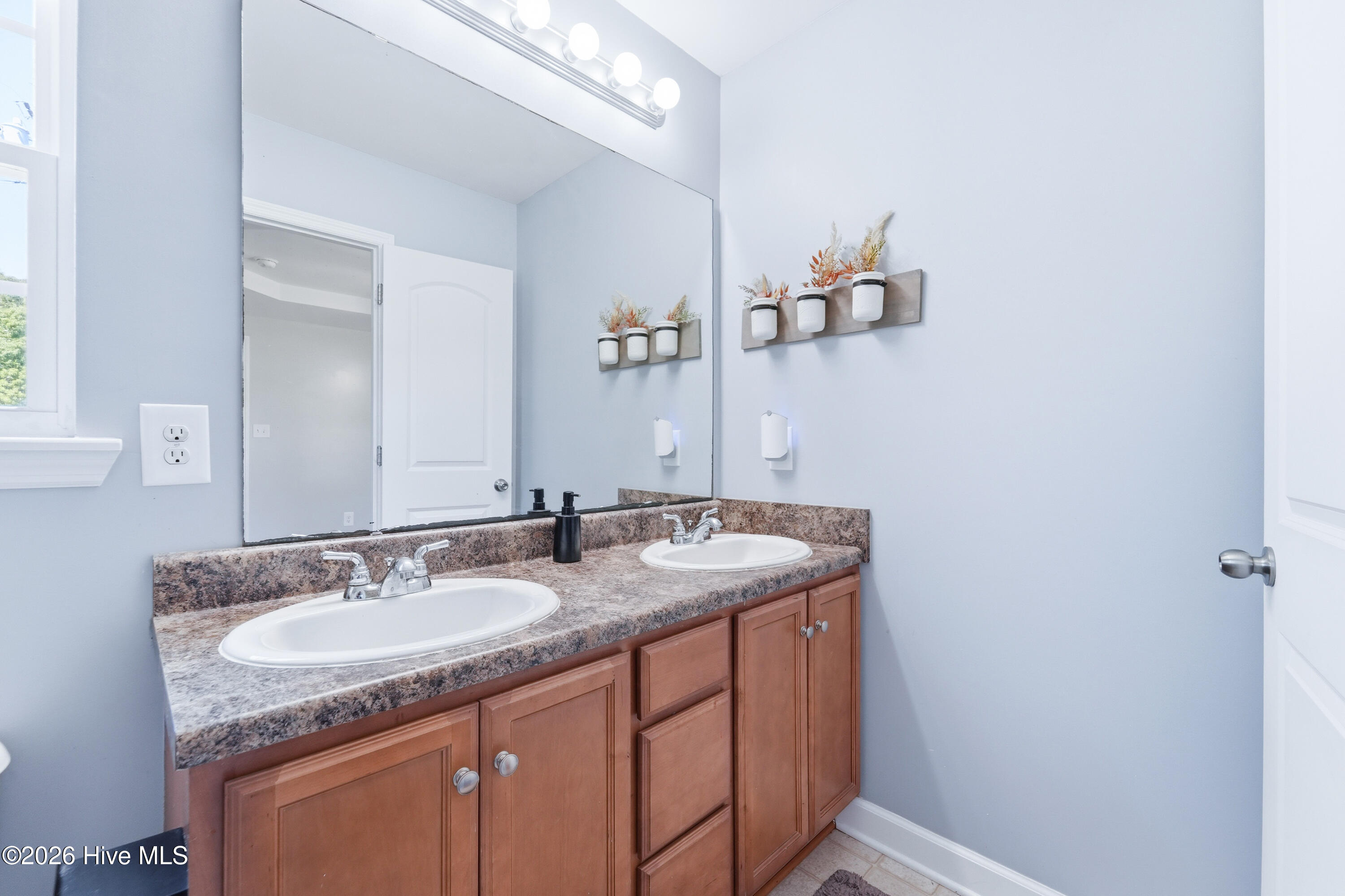 100568349 | Photo 13