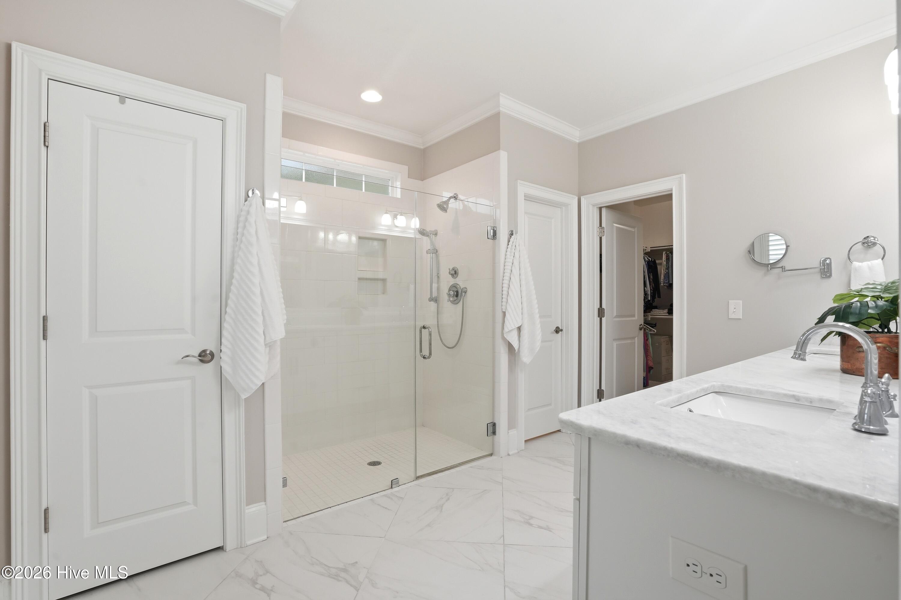 100561469 | Photo 34