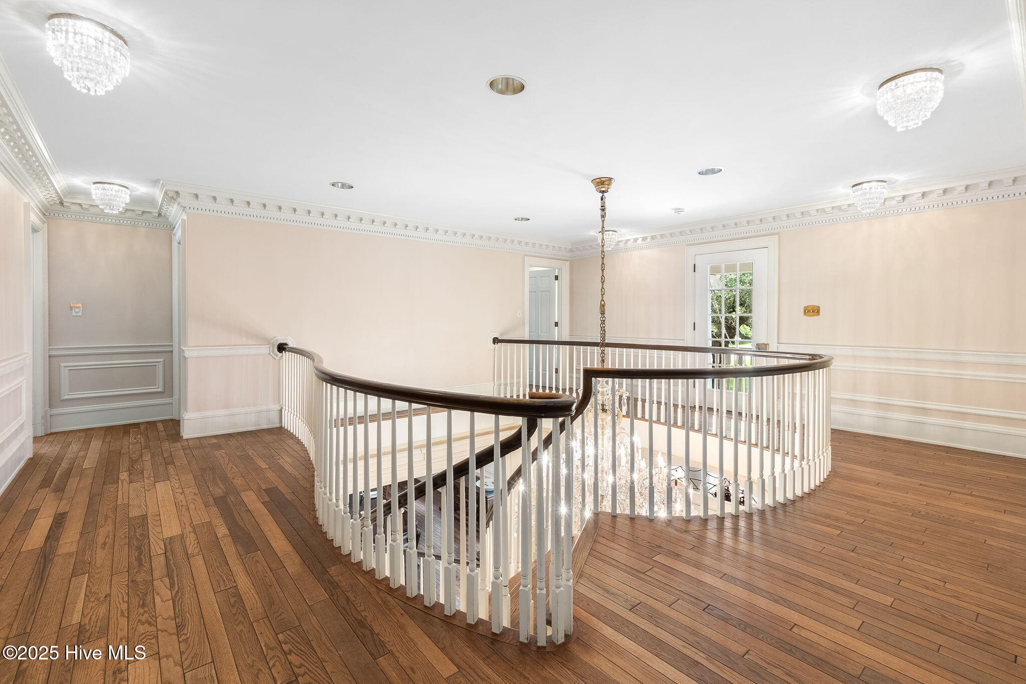 100528330 | Photo 38