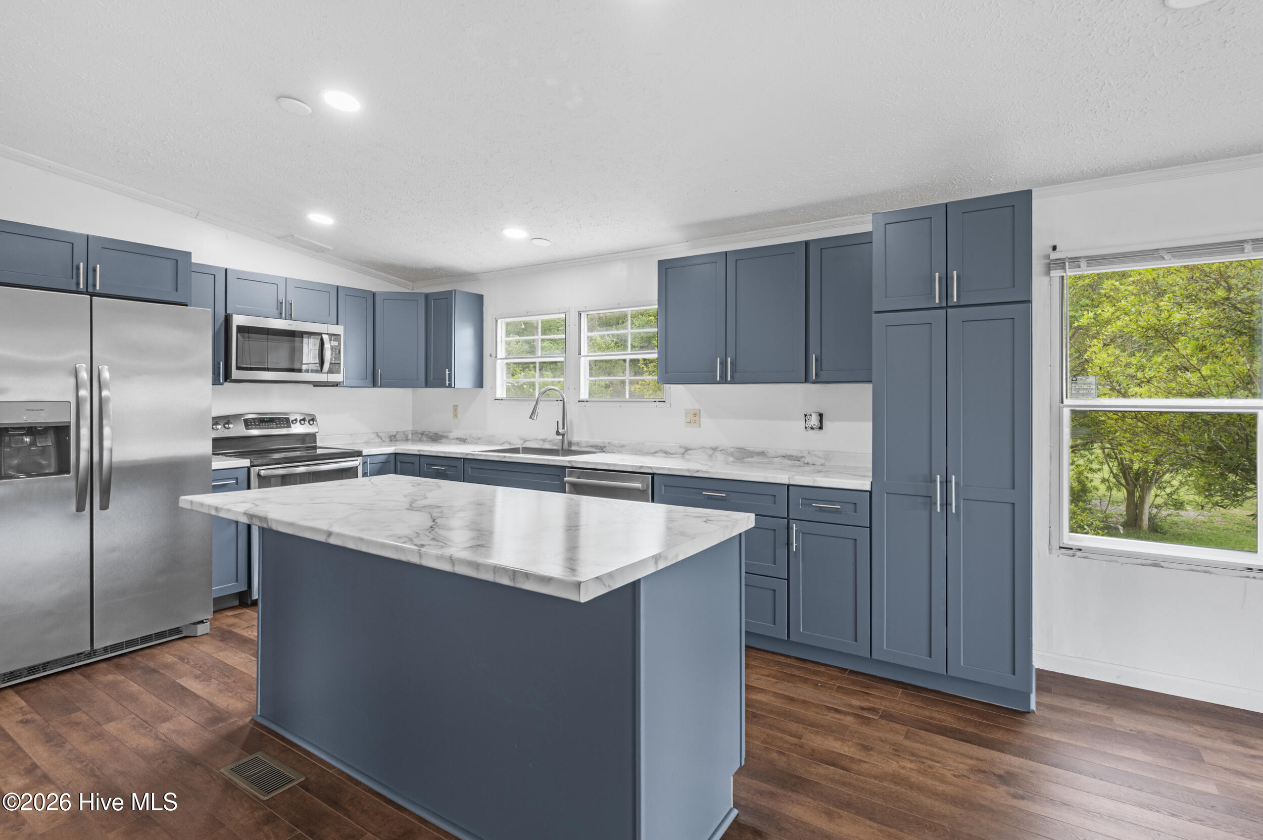 100568430 | Photo 15