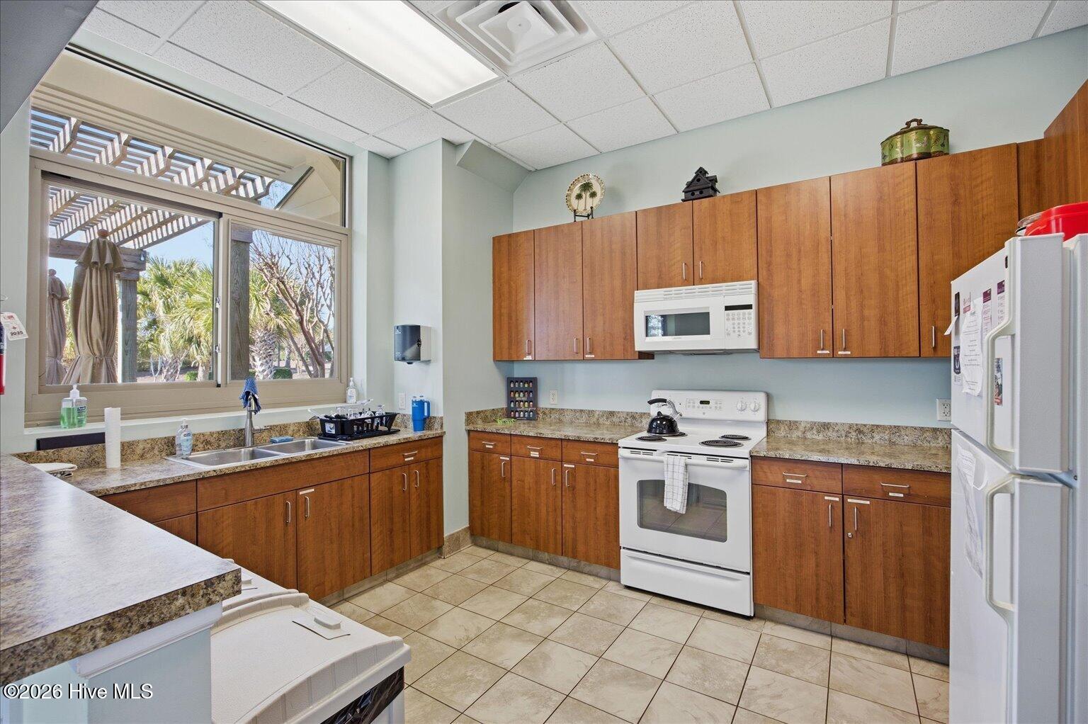 100560337 | Photo 35