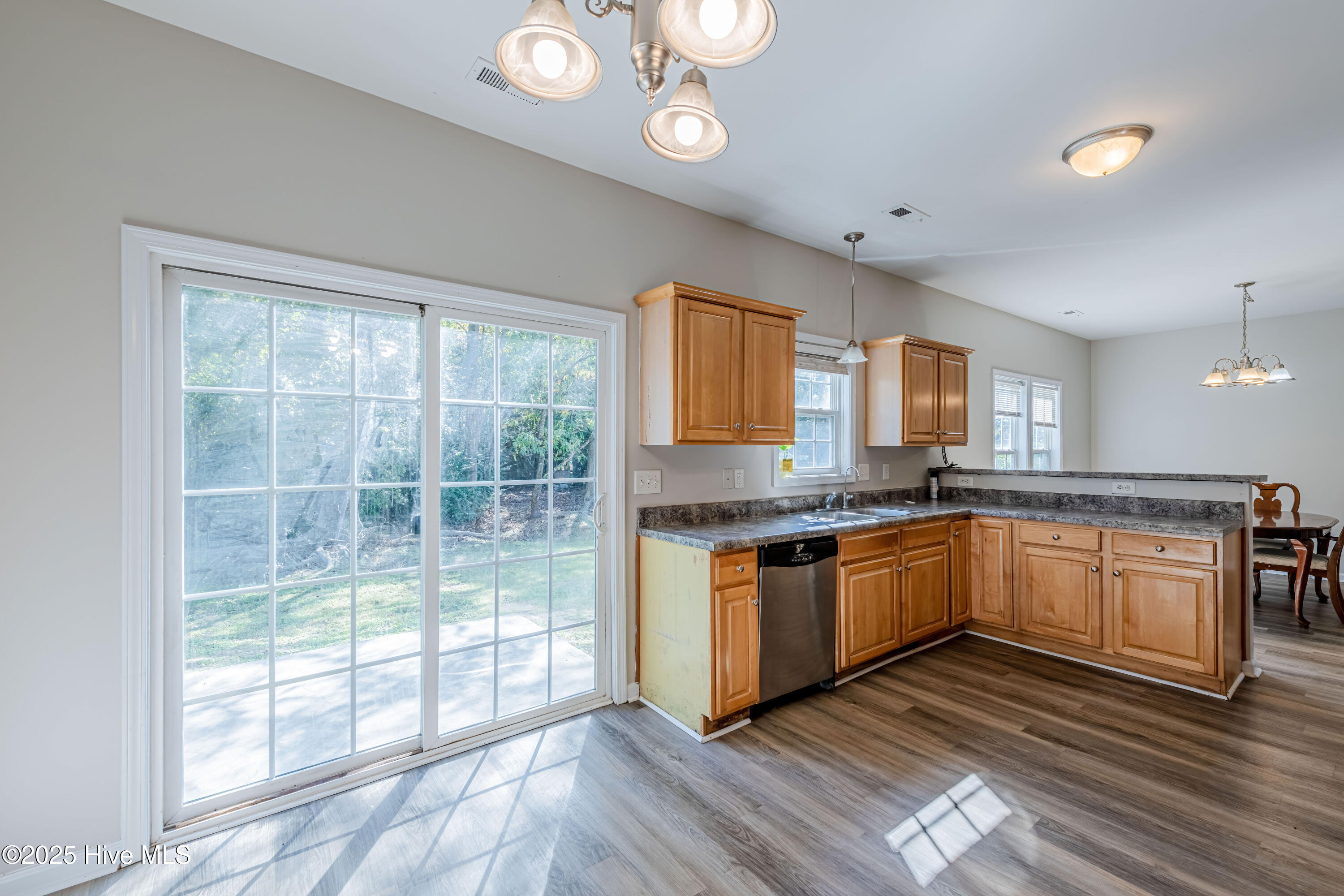 100521168 | Photo 10