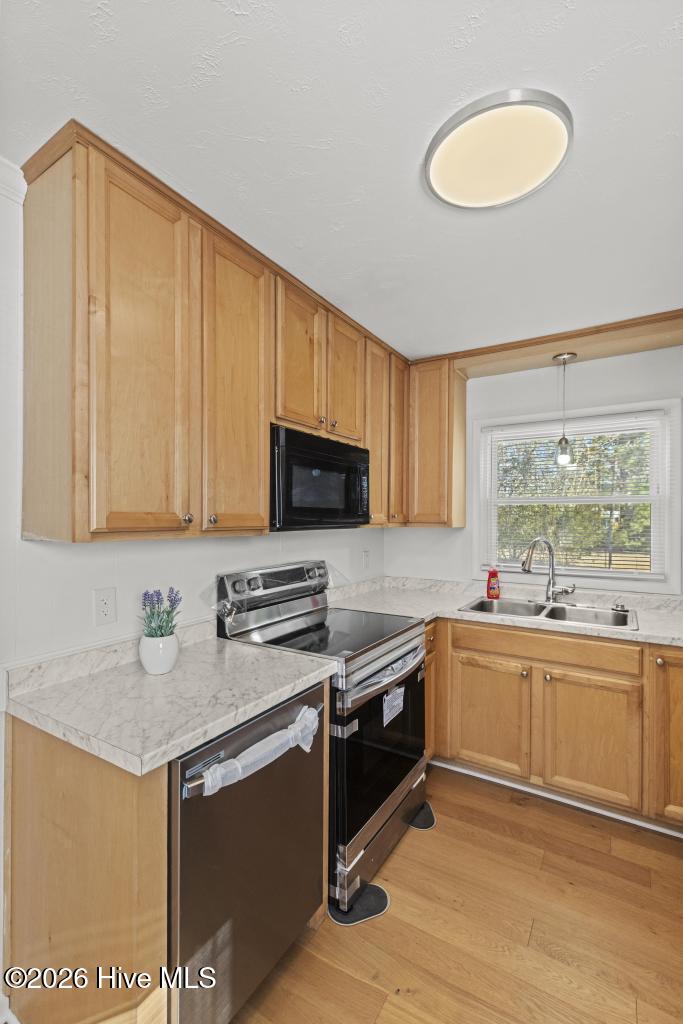 100553306 | Photo 14