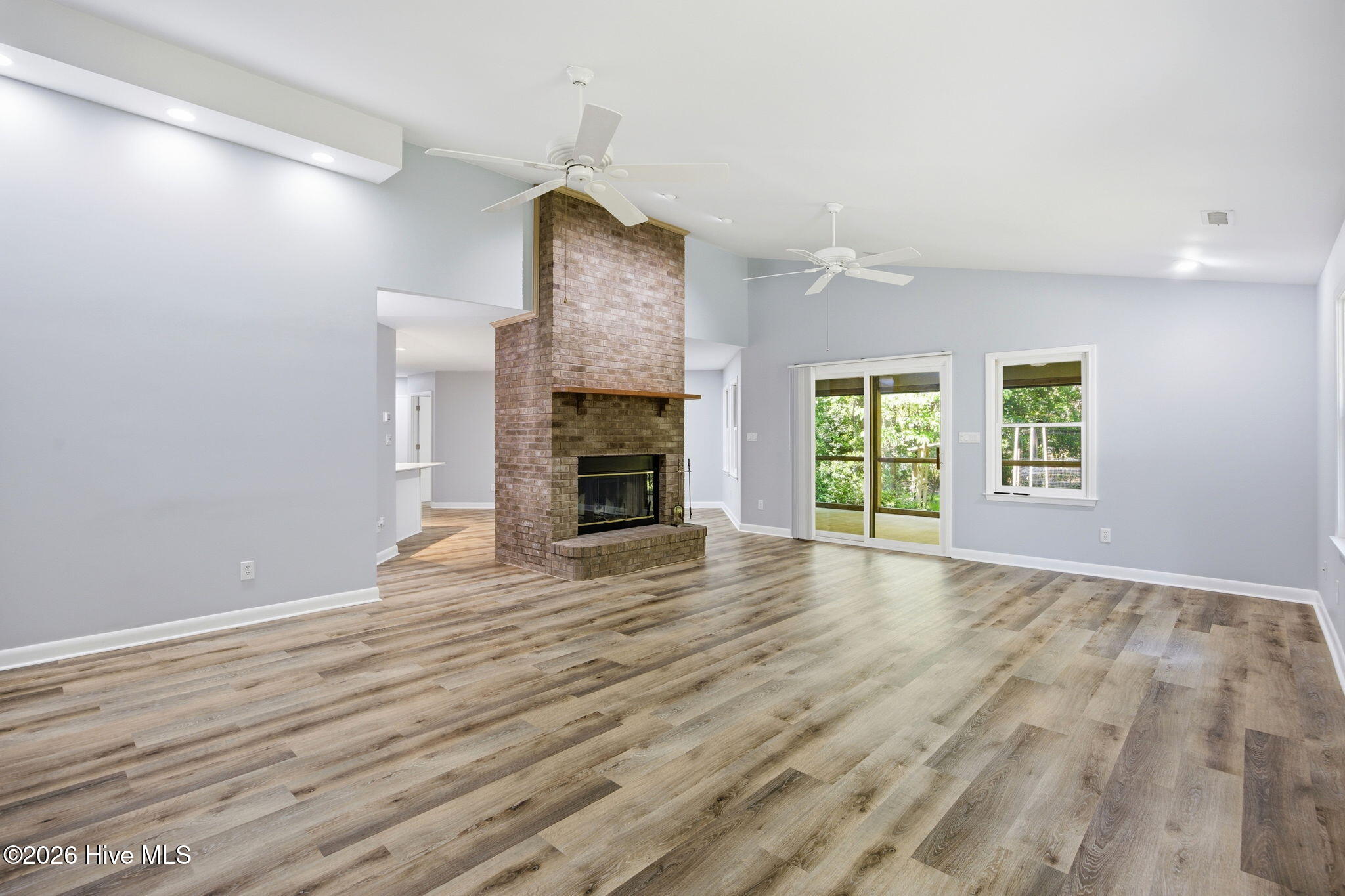 100569469 | Photo 24