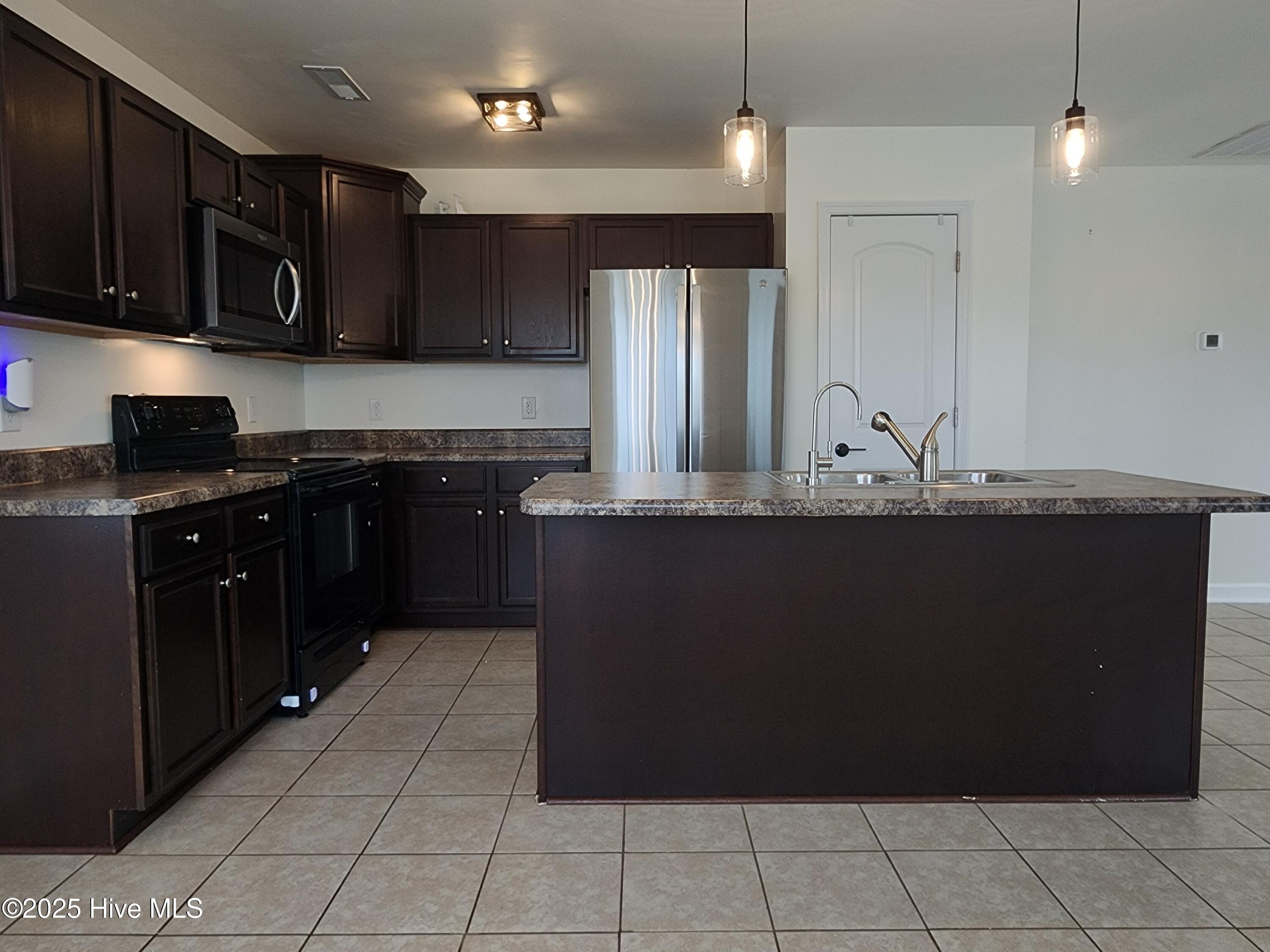 100563623 | Photo 14