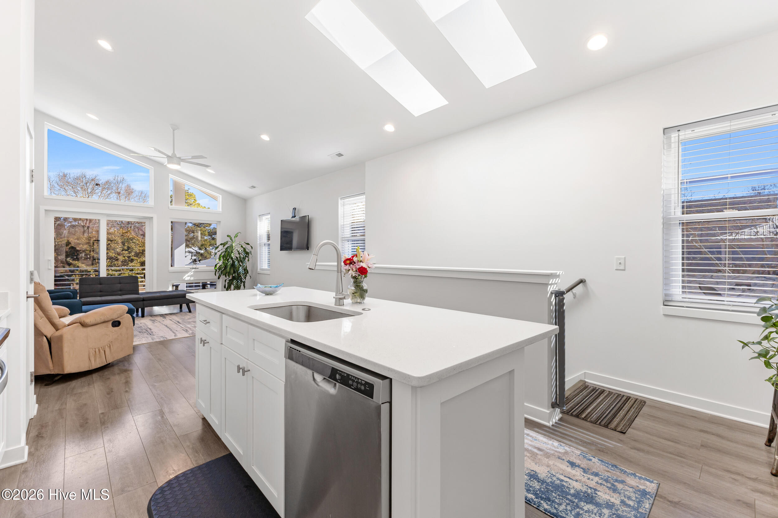 100557840 | Photo 13