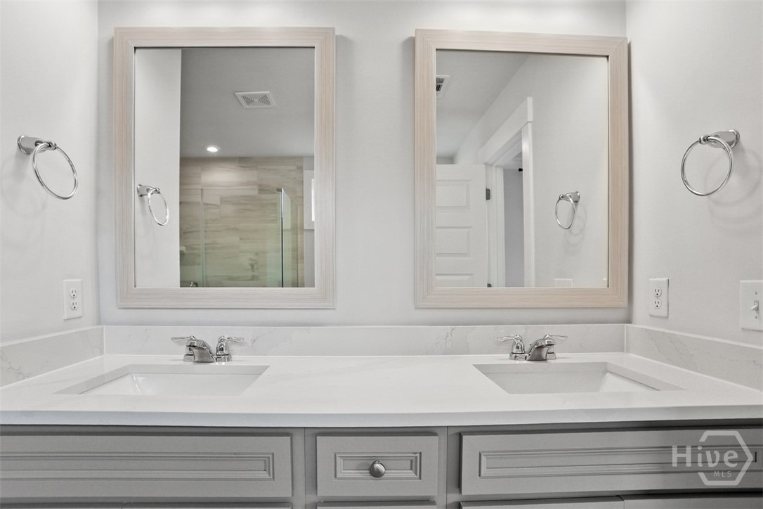 DOUBLE SINKS IN MASTER