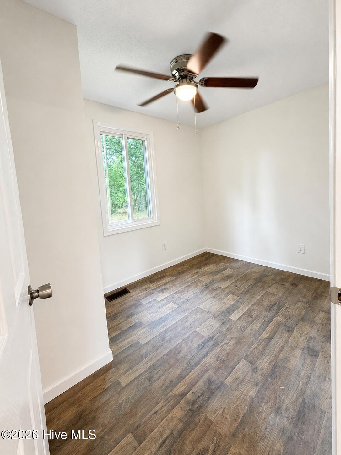 16_bright_airy_interior_with_ceiling_fan