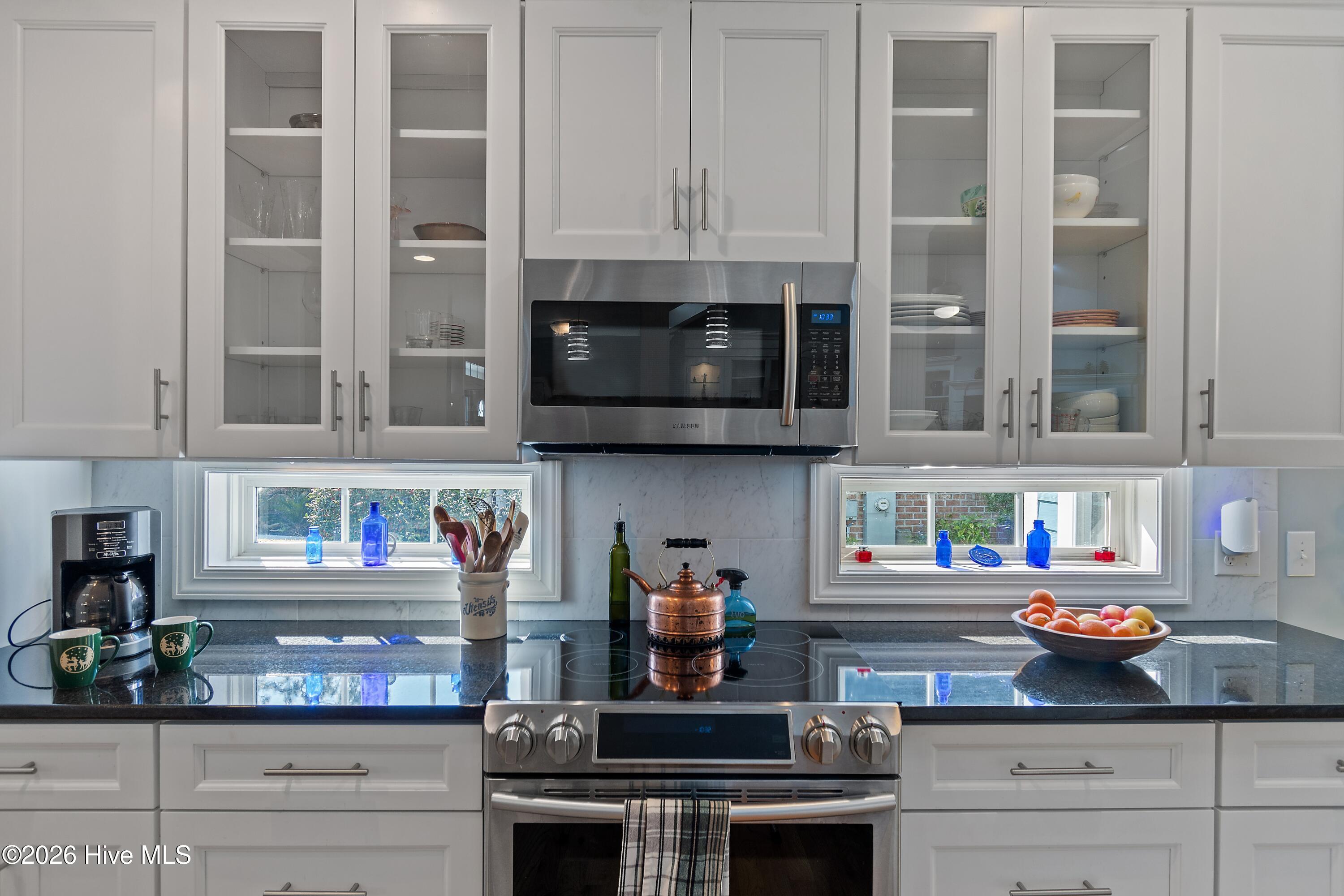 100561490 | Photo 15