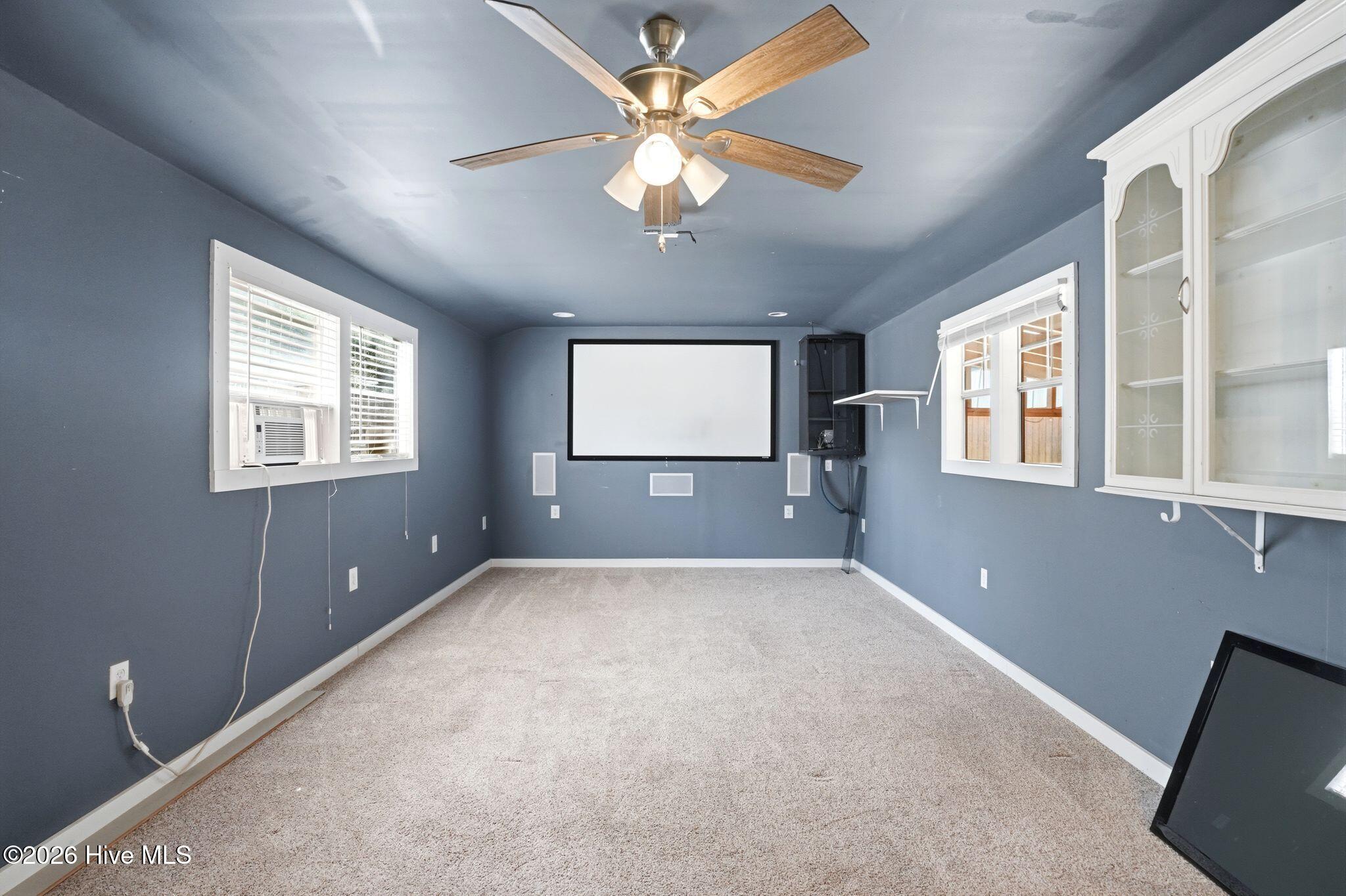 100570161 | Photo 38