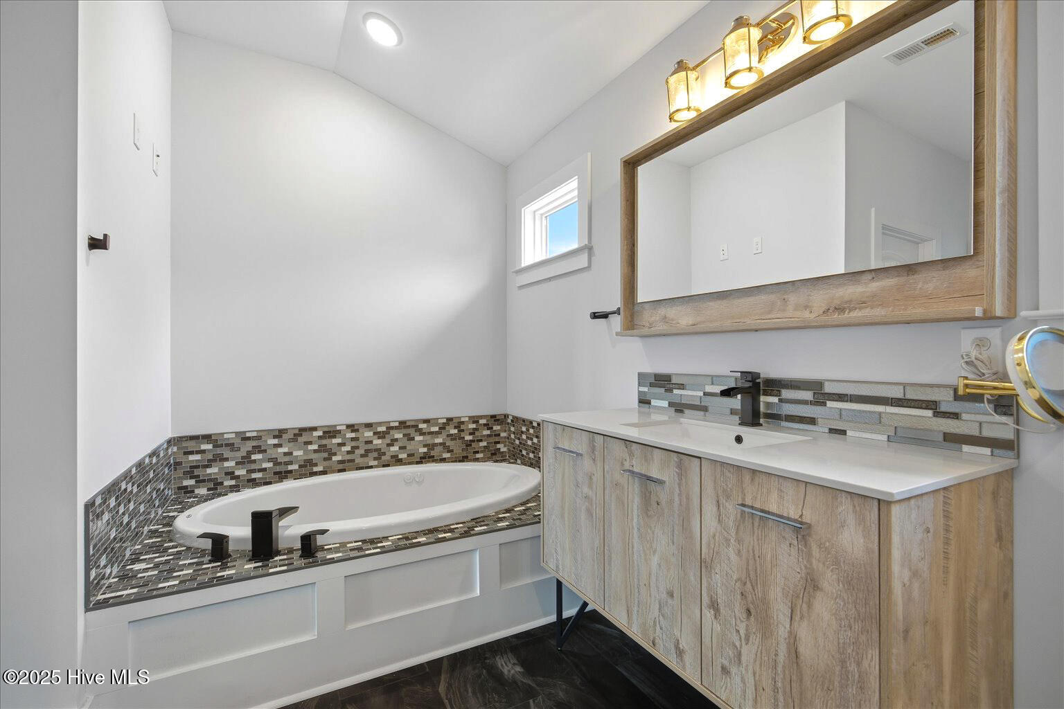 100546742 | Photo 24