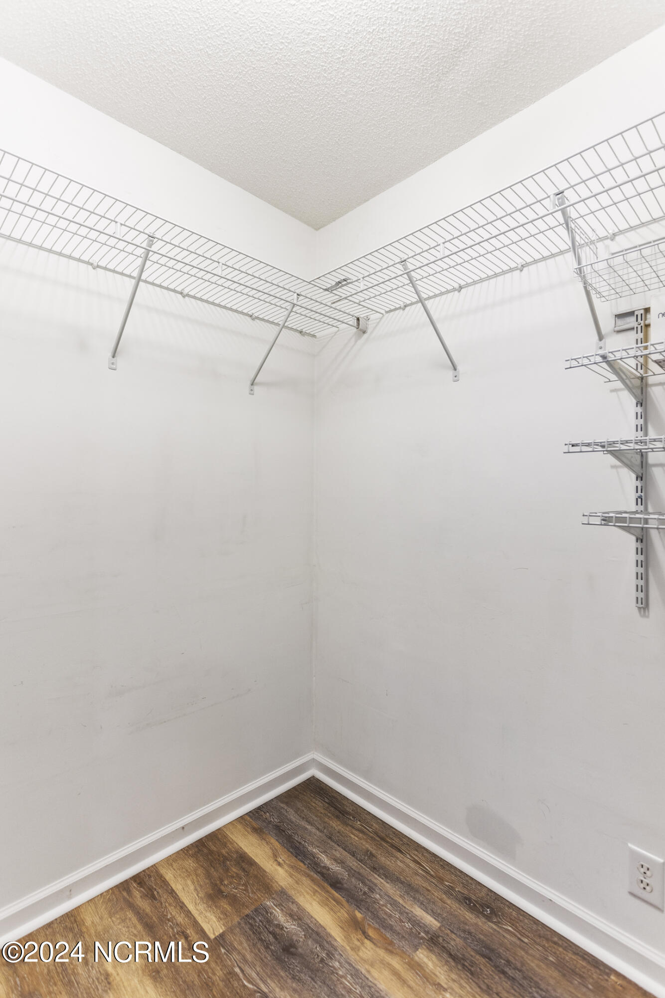 100467588 | Photo 35