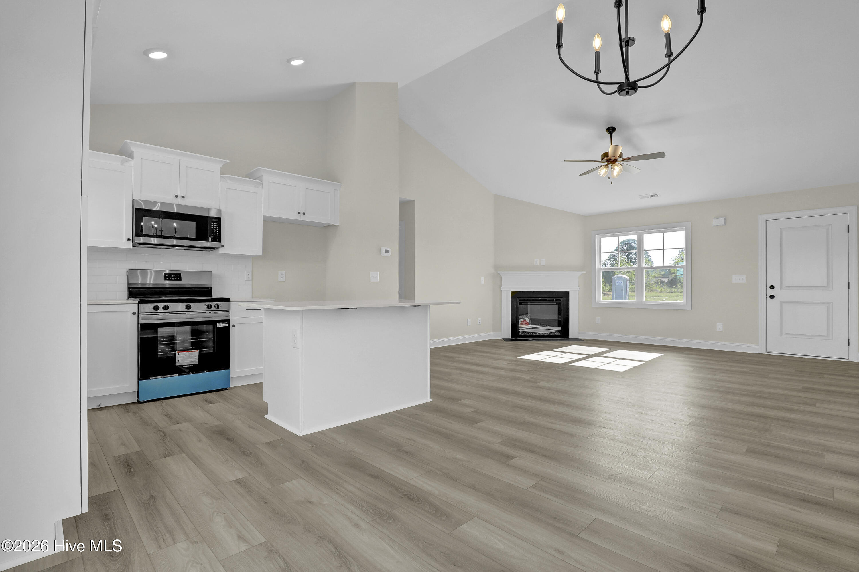 100542873 | Photo 15