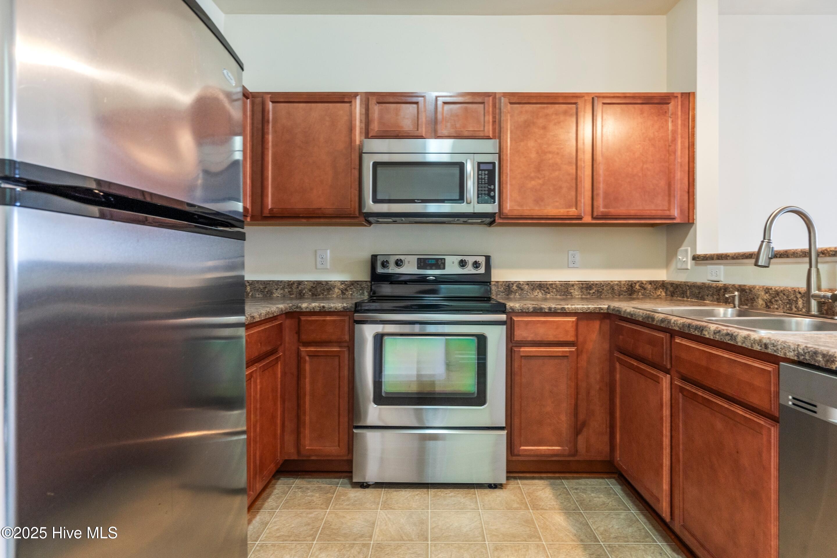 100525972 | Photo 10