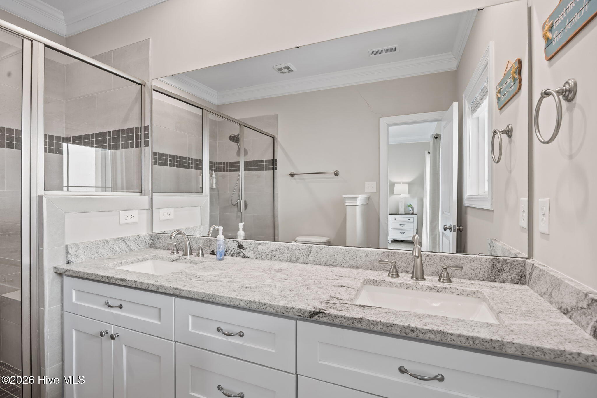 100565751 | Photo 35