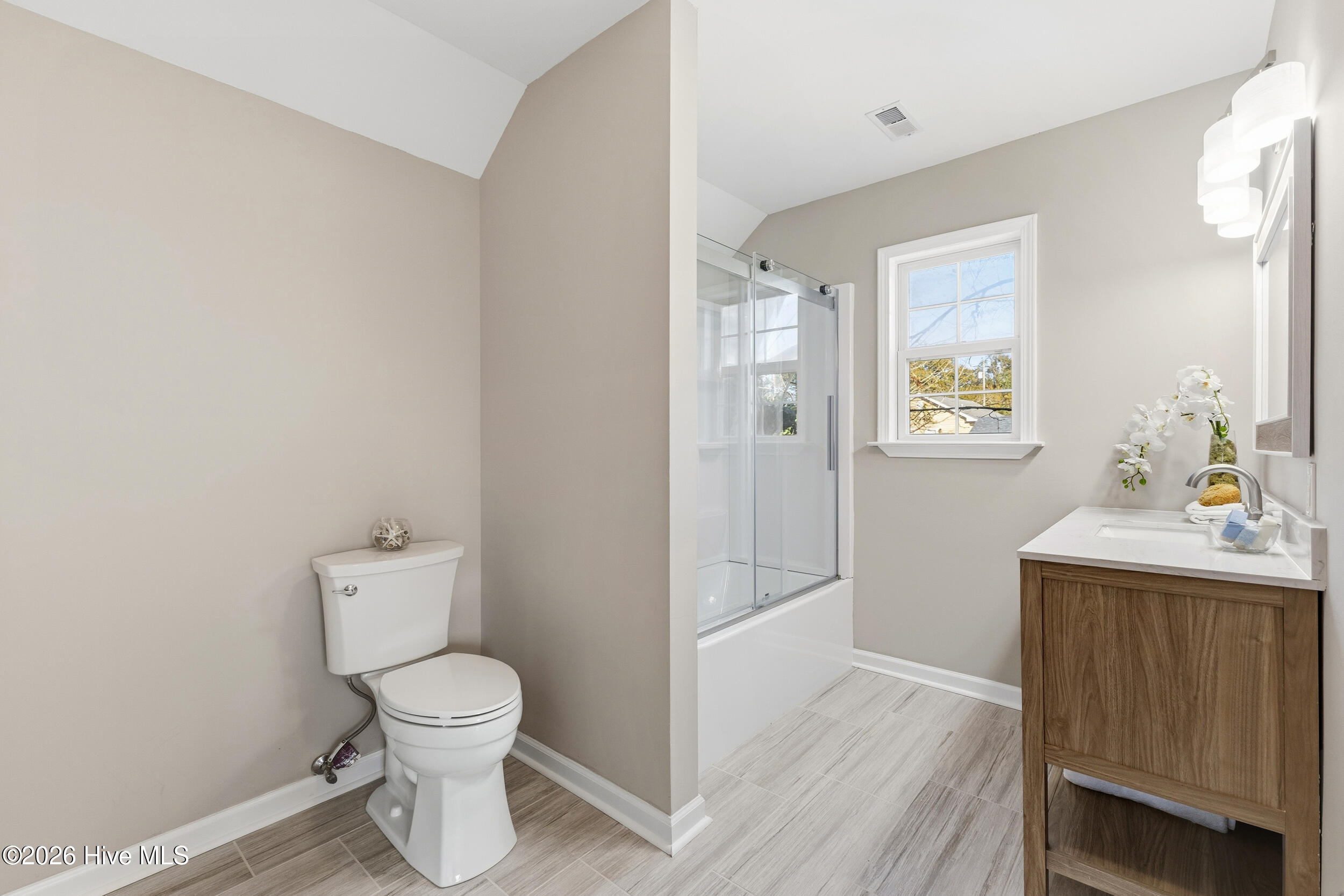 100548014 | Photo 20