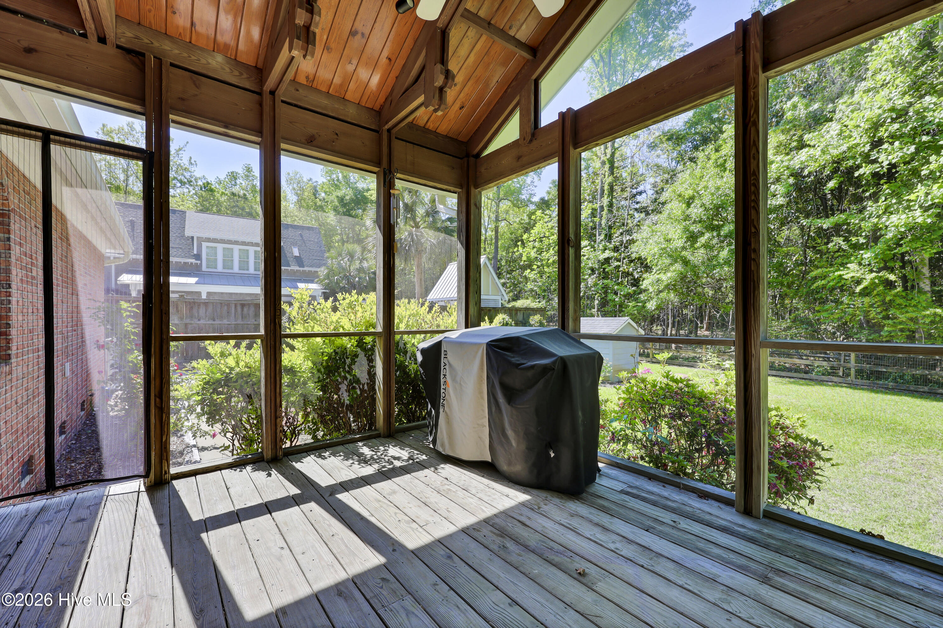 100568630 | Photo 22