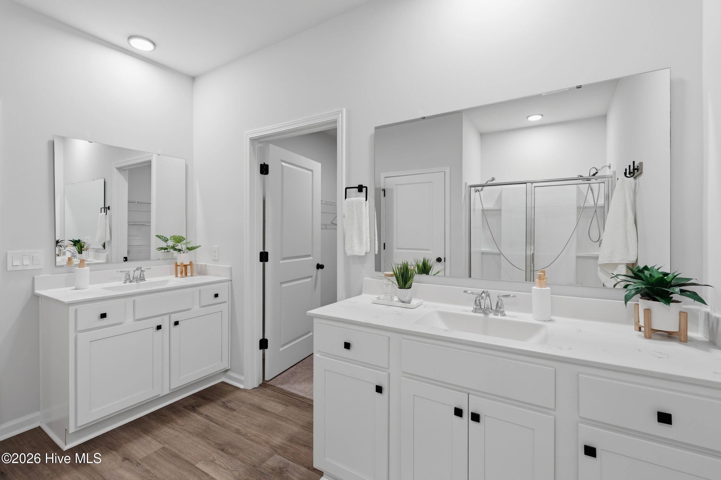 100561033 | Photo 26