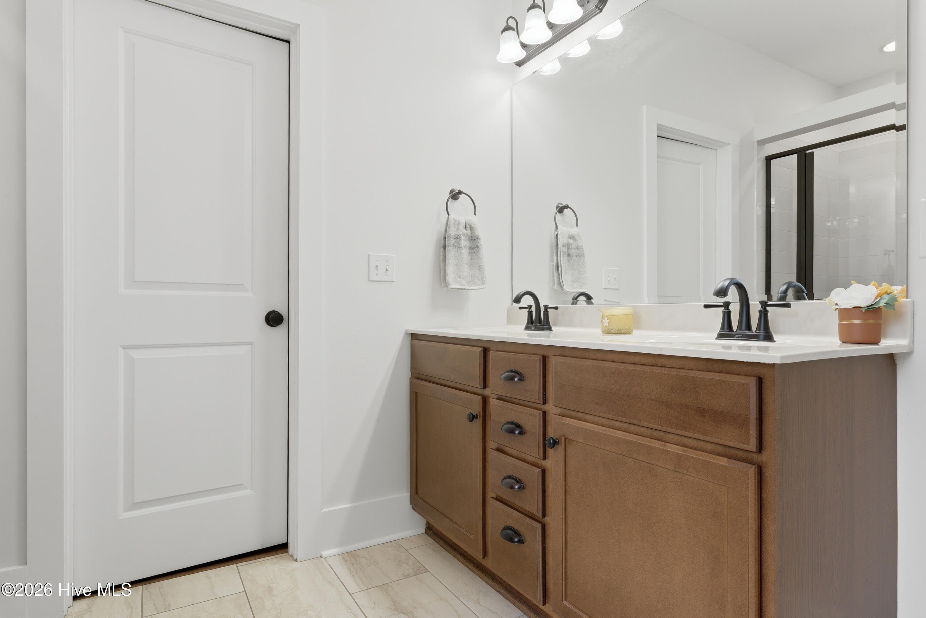 100569472 | Photo 32