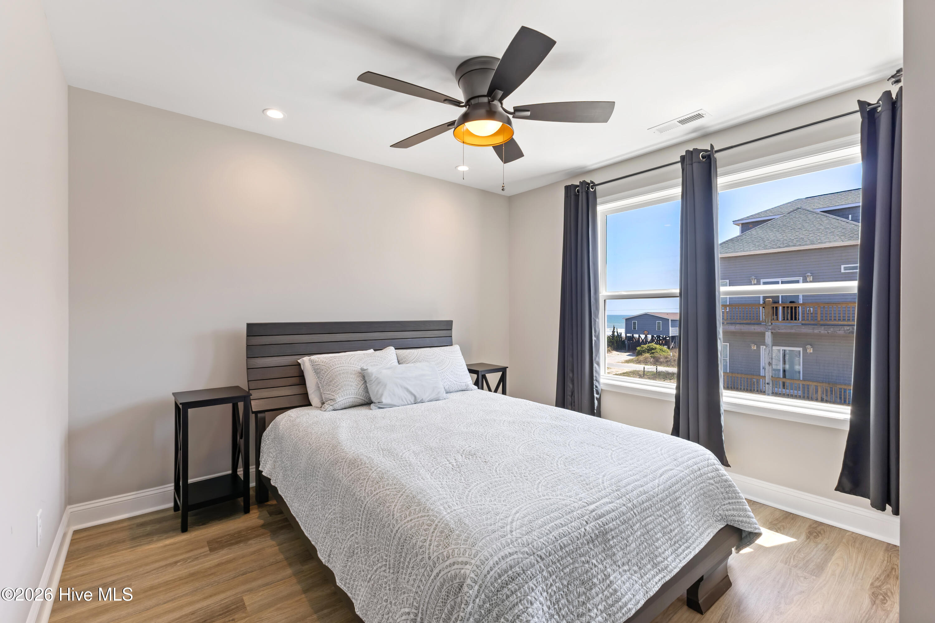 100564828 | Photo 25