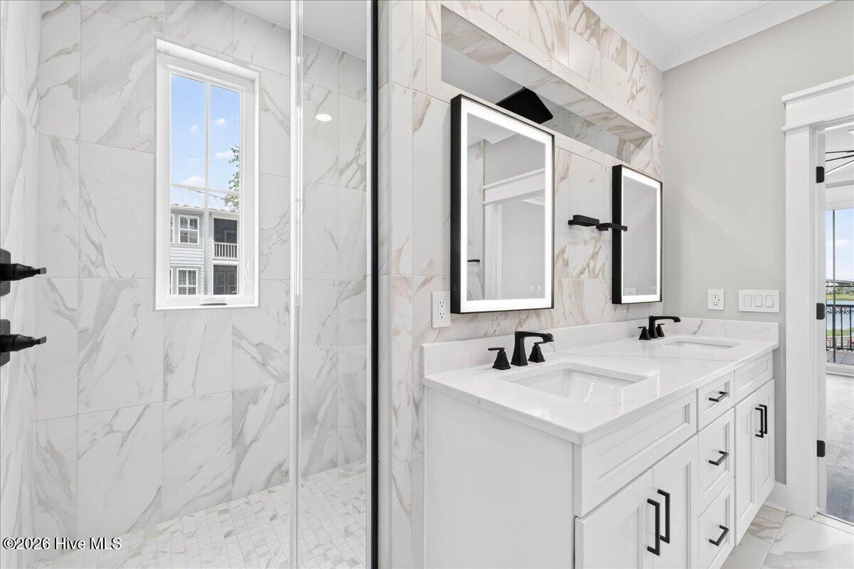 100562322 | Photo 24