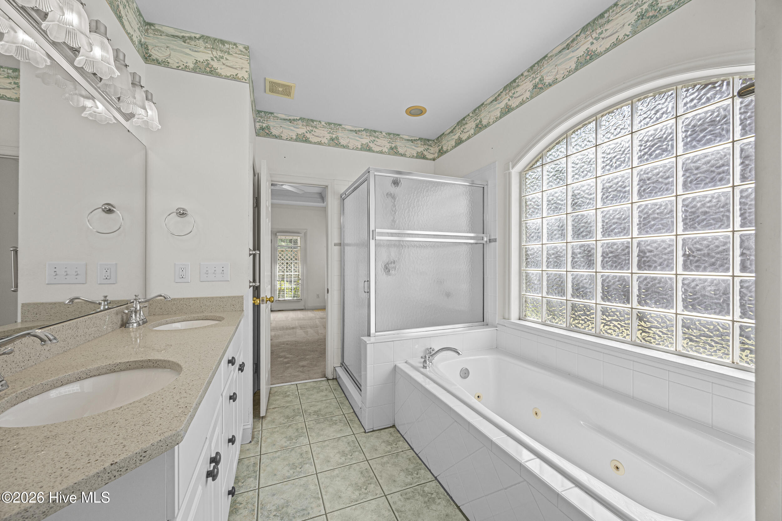 100569840 | Photo 15