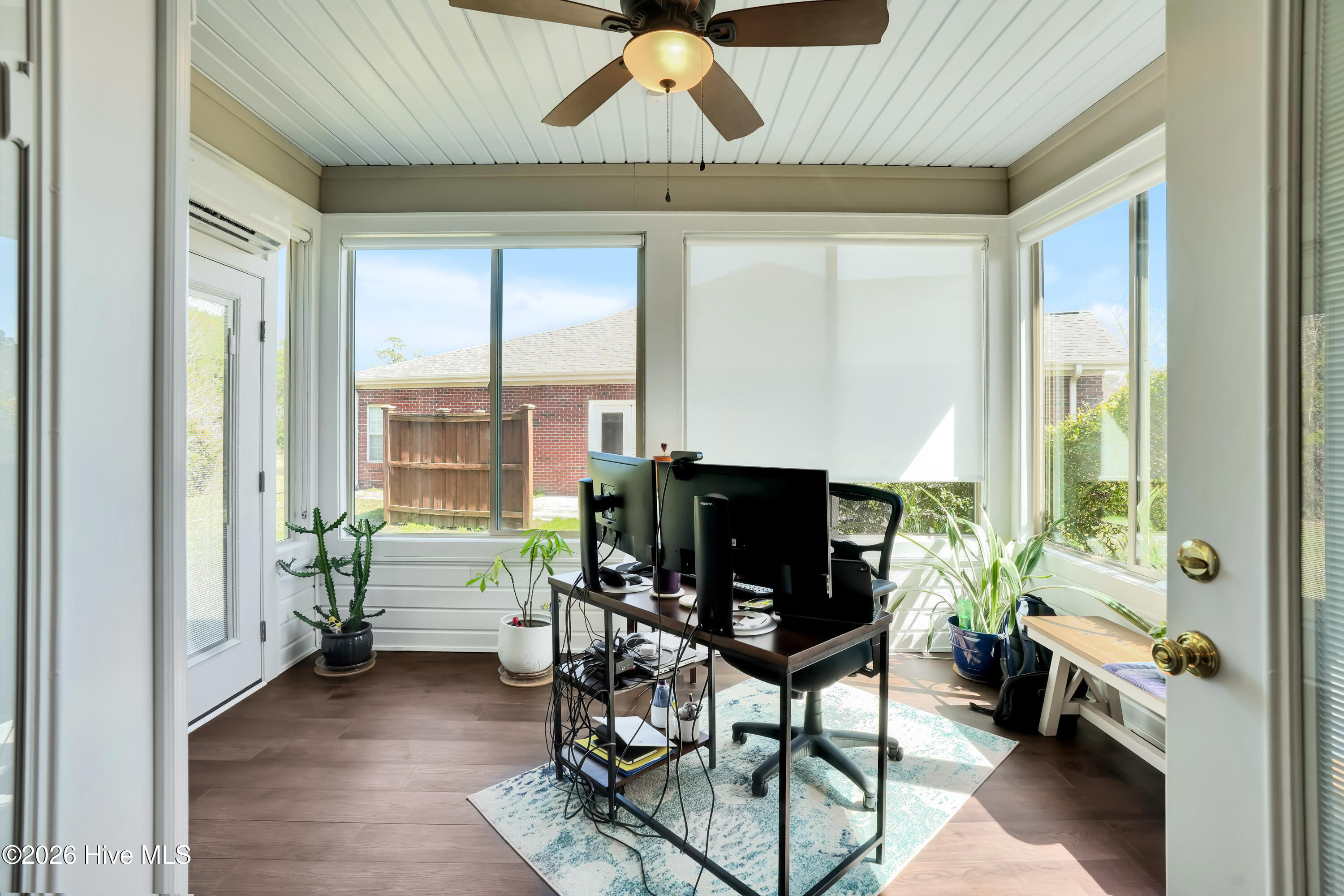 100561056 | Photo 13