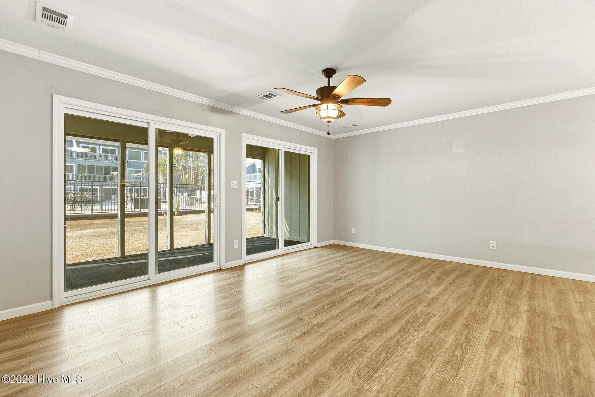 100557080 | Photo 16