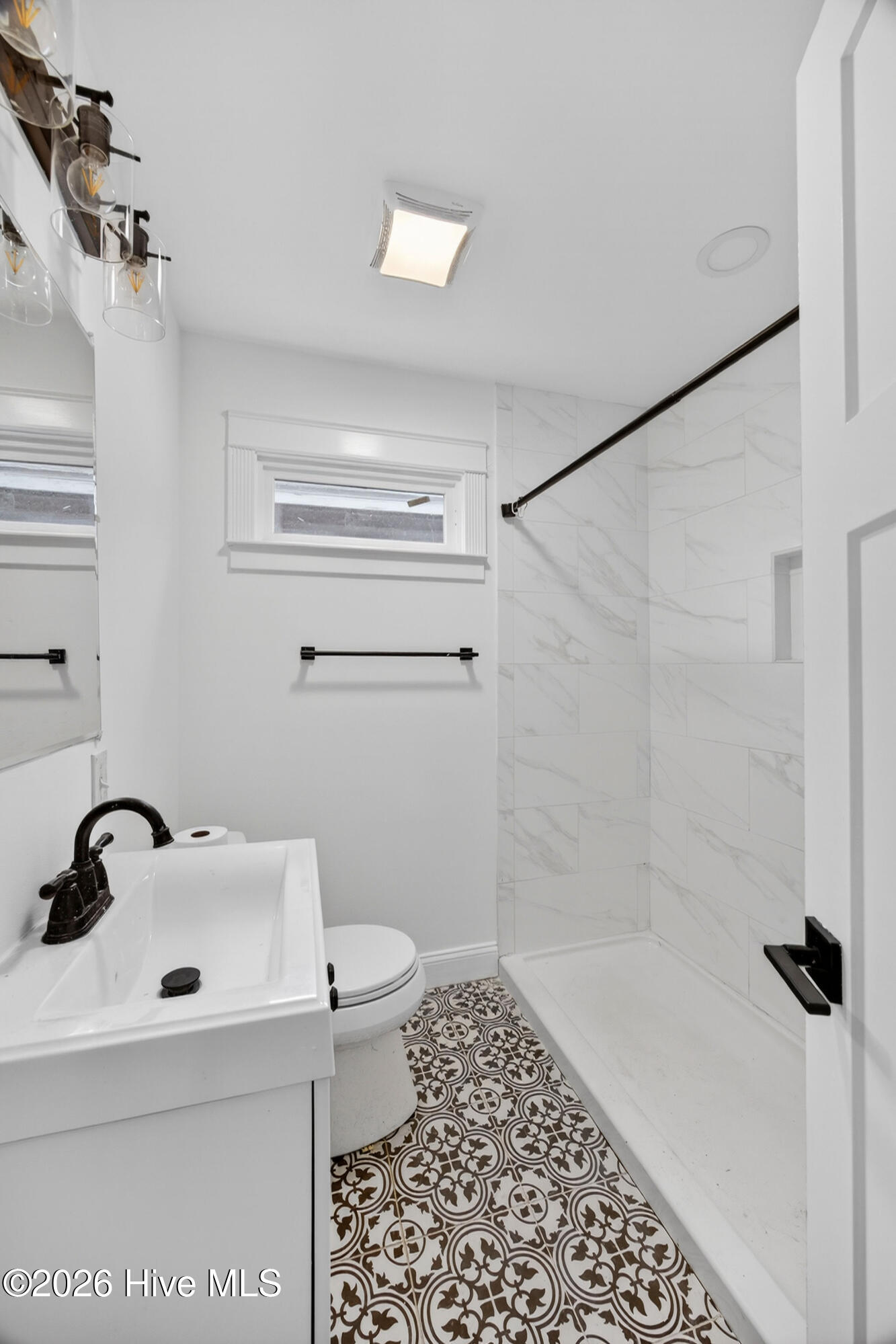 100549364 | Photo 22