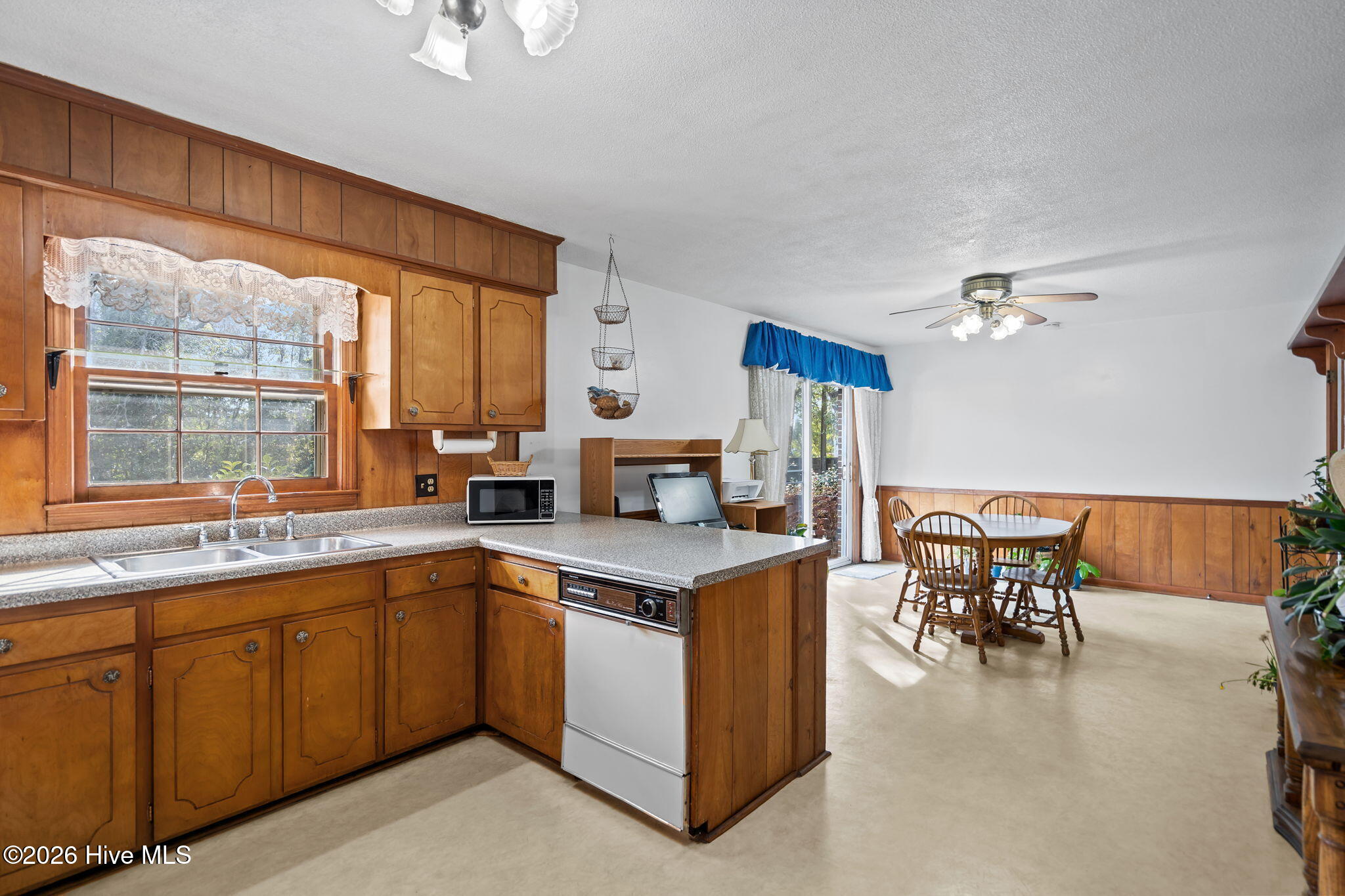 100558316 | Photo 16