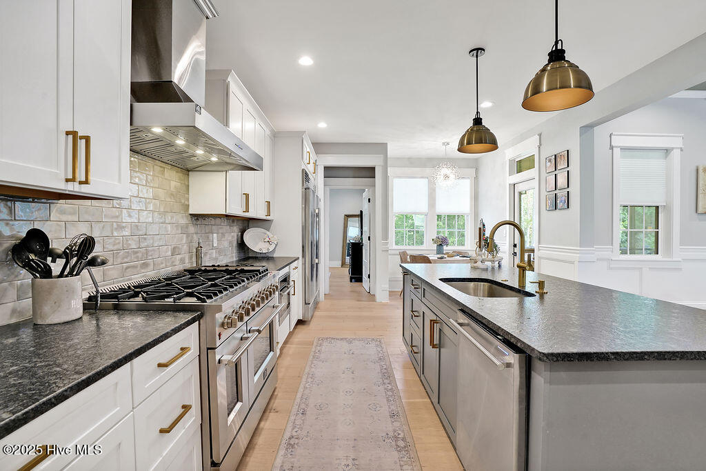 100521530 | Photo 15