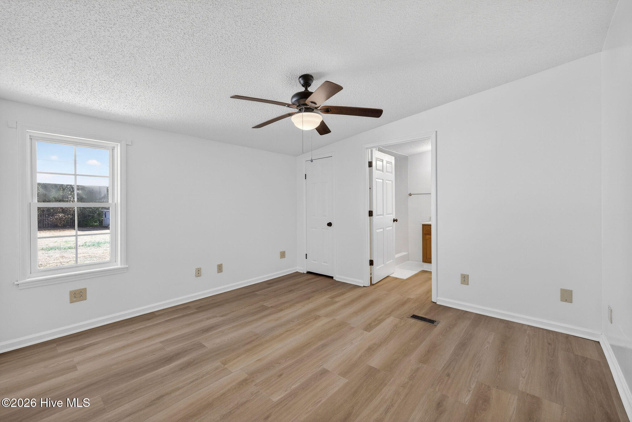 100548373 | Photo 18