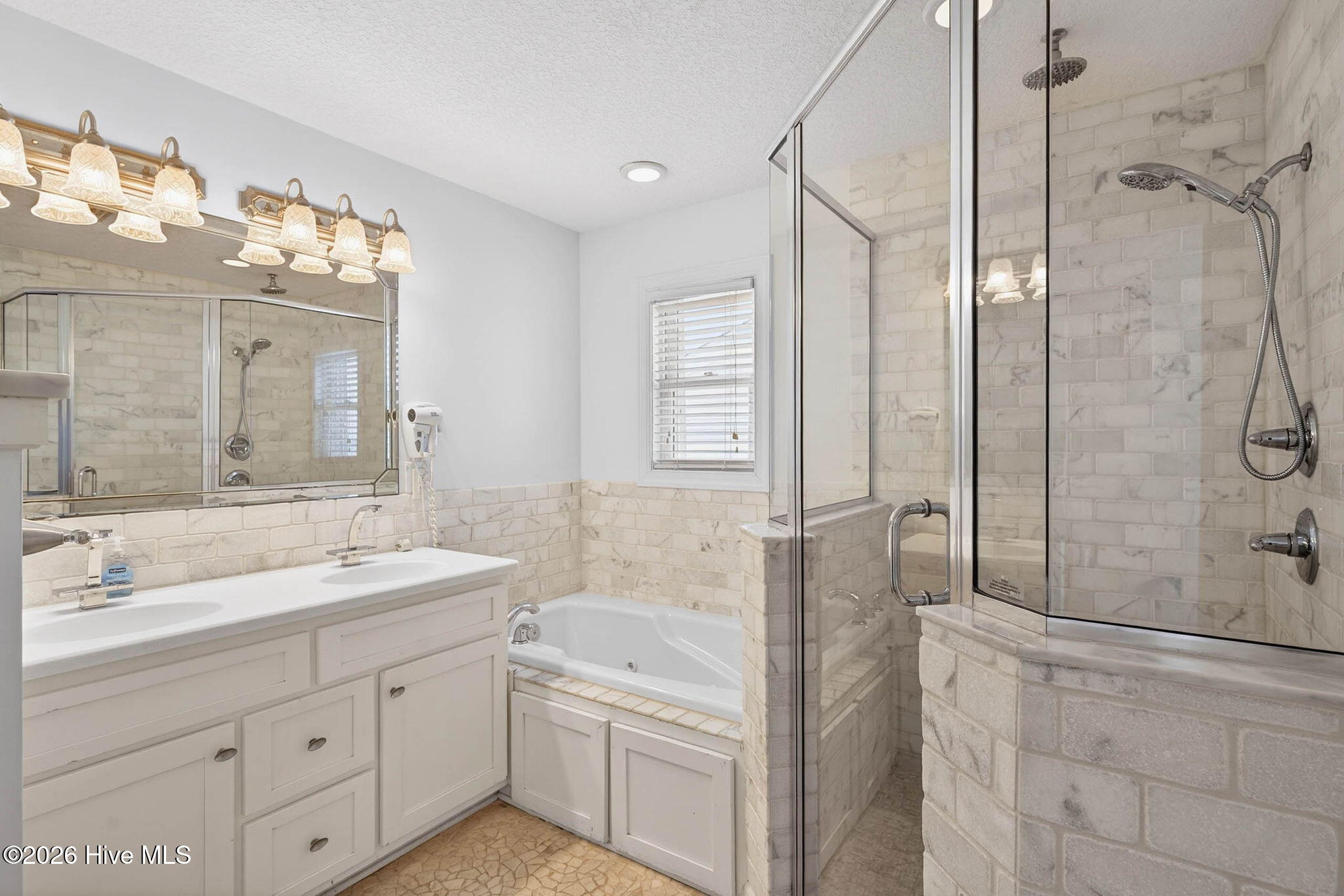 100563244 | Photo 15