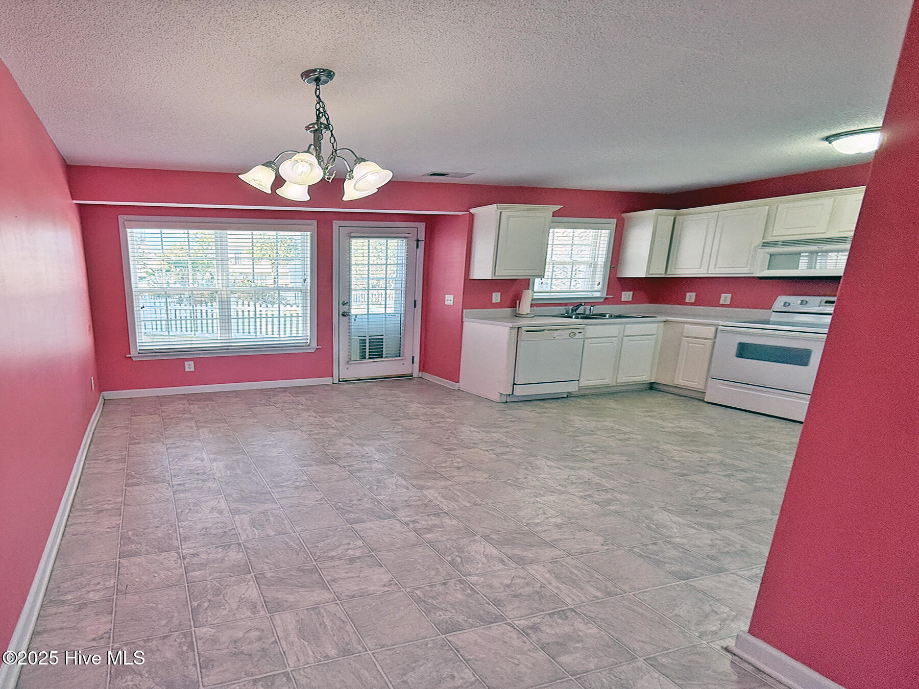 100537357 | Photo 15