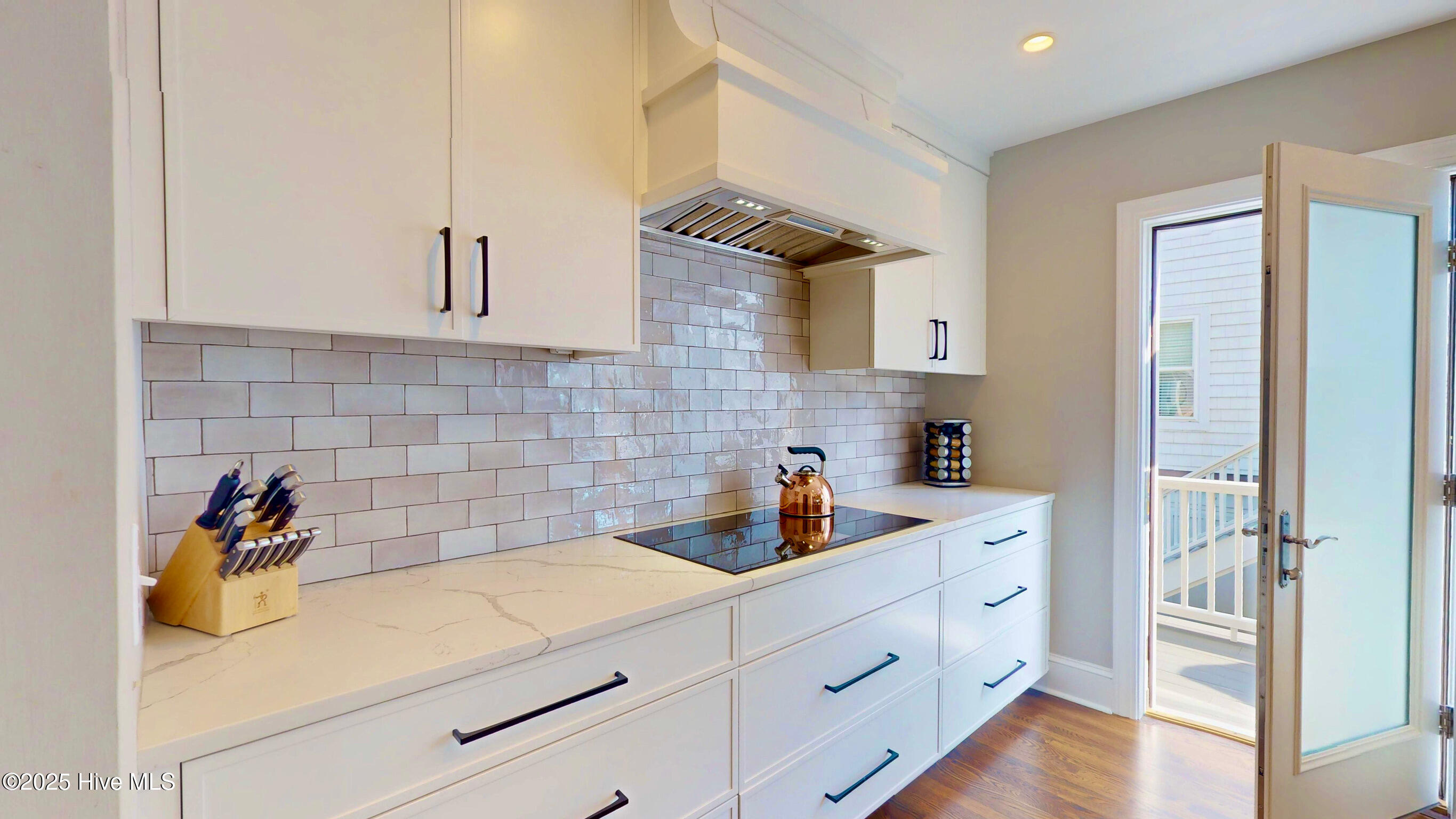 100543231 | Photo 32