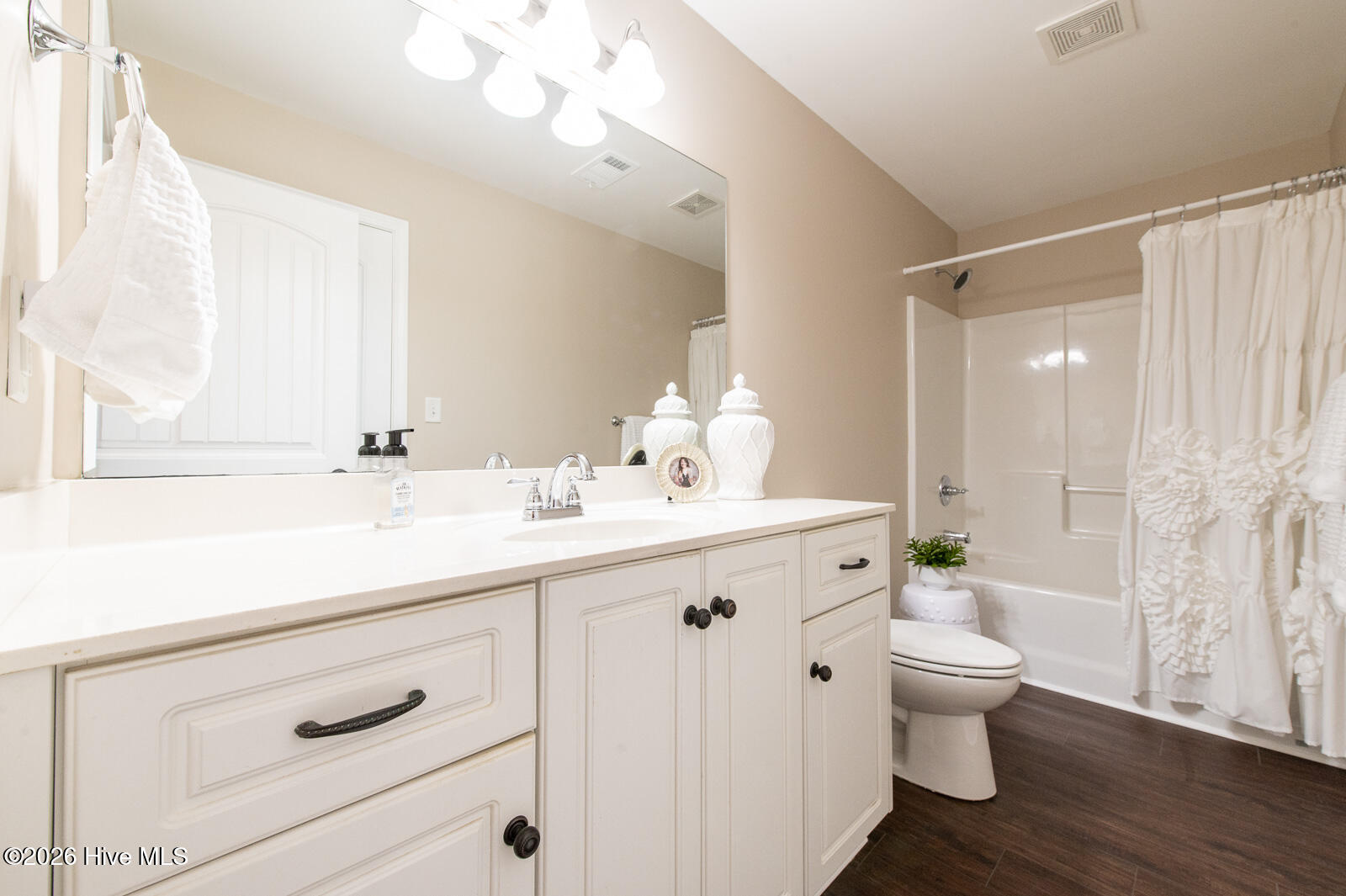 Full Guest Bath!