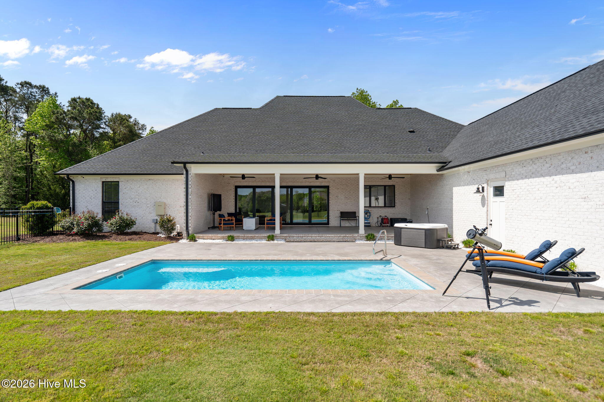 100566934 | Photo 63